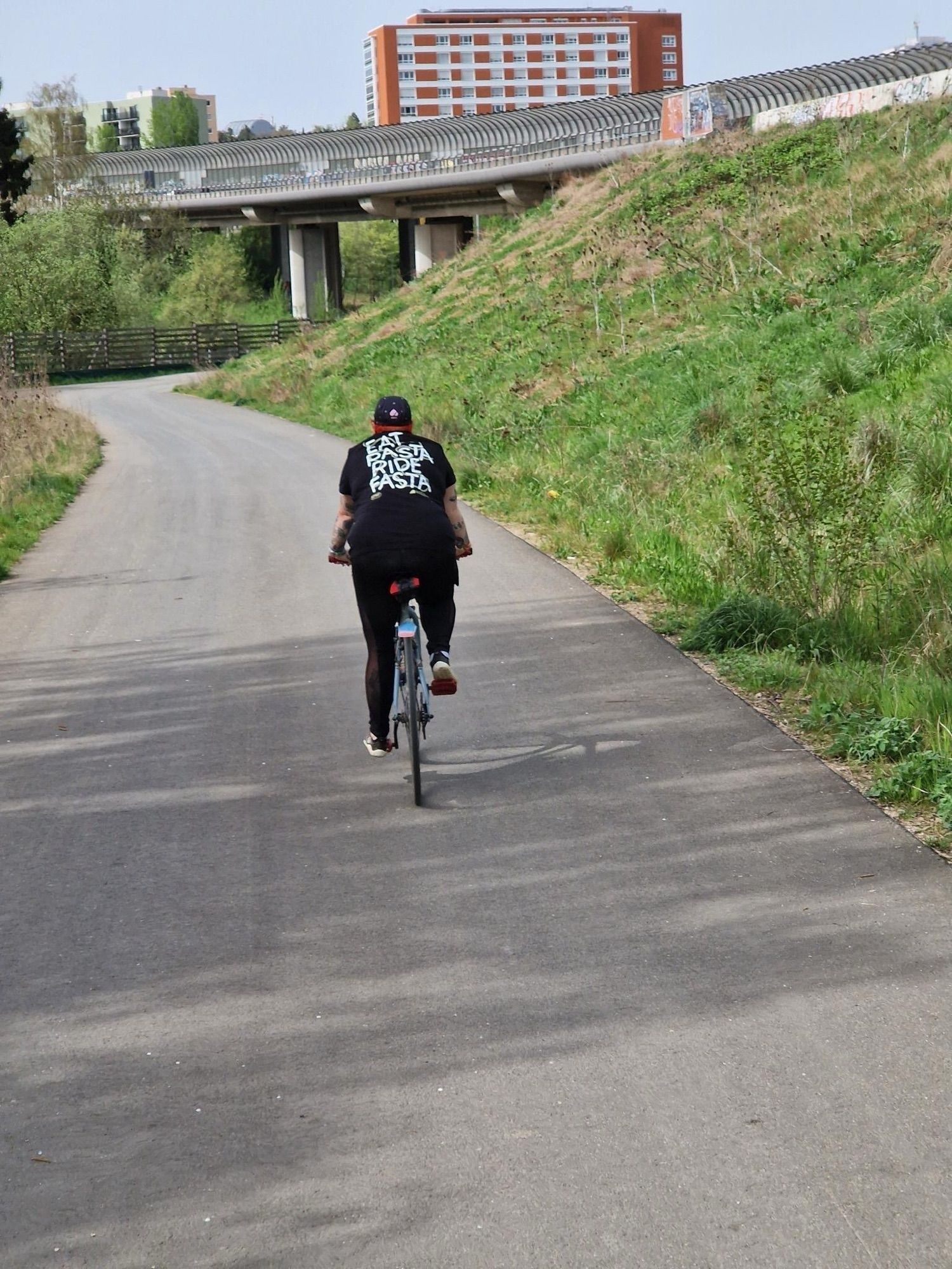 Seestachelbeere fährt auf einem Fahrrad von der Kamera weg. Auf dem Rücken des T-Shirt steht "Eat Pasta Ride Fasta"
Das Bild stammt aus ihrem eigenen Feed.