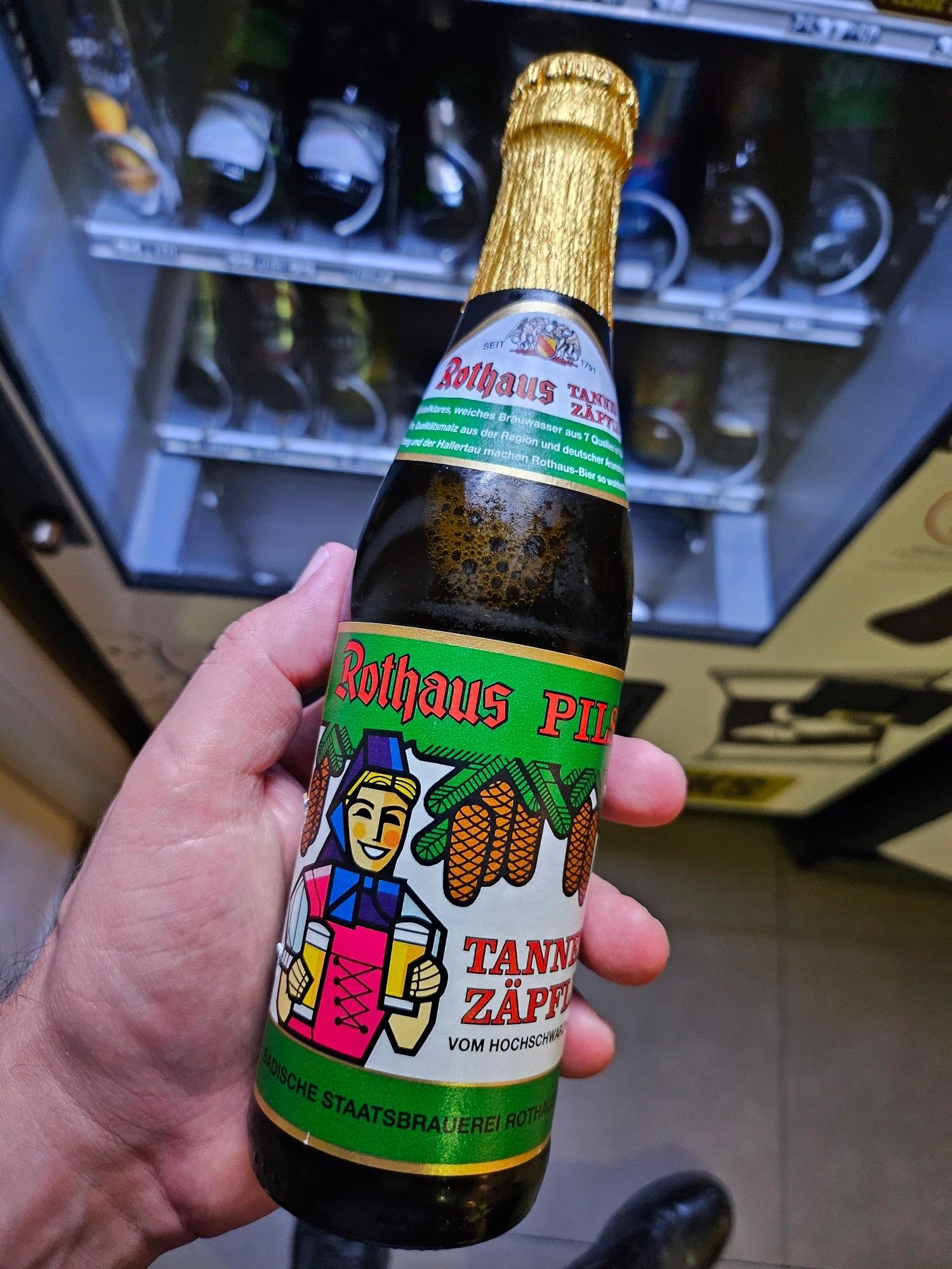 Eine Flasche Rothaus Tannen Zäpfle, die ich aus einem Automaten in der Lobby gezogen habe