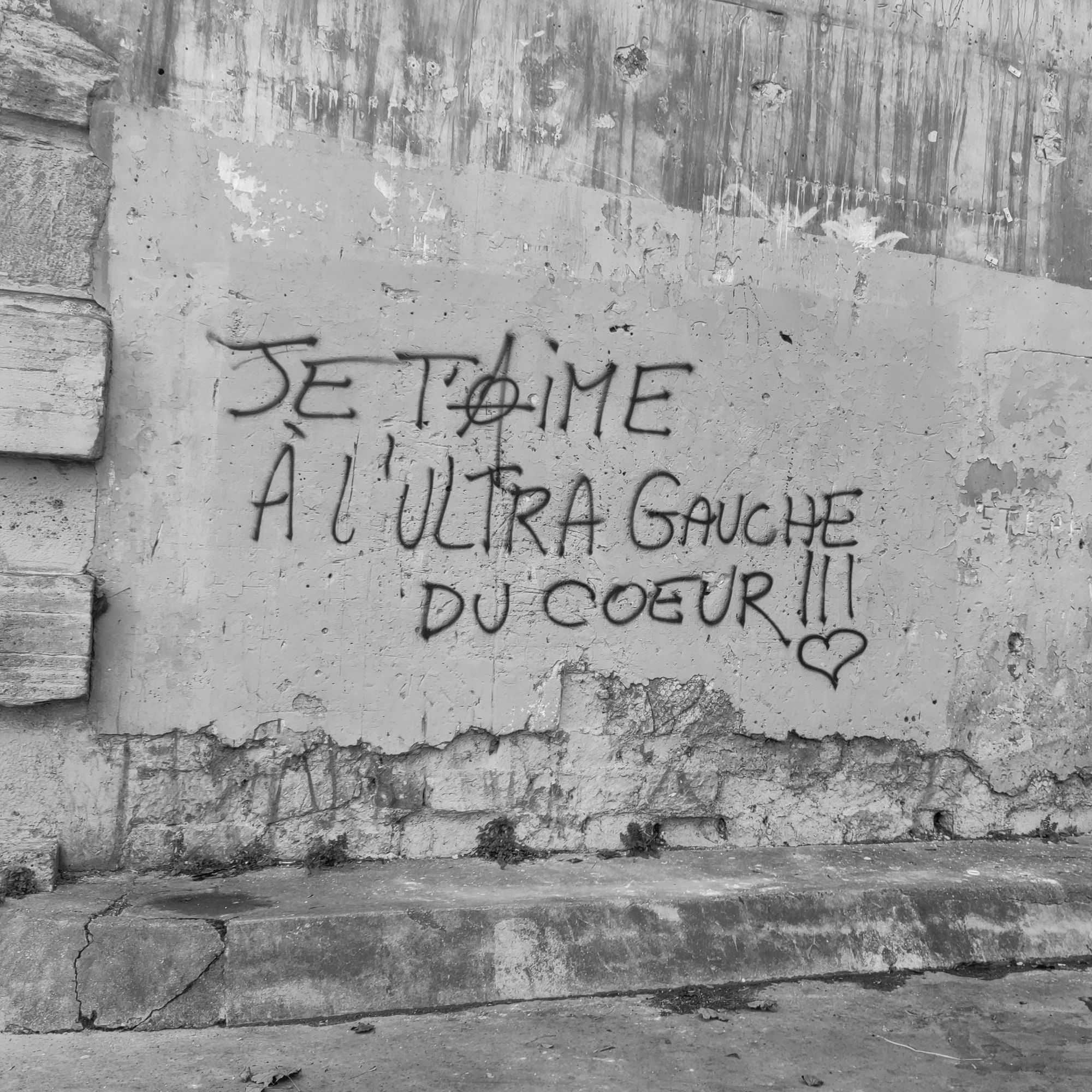 Sur un mur: je t'aime à l'ultra gauche du cœur!!!