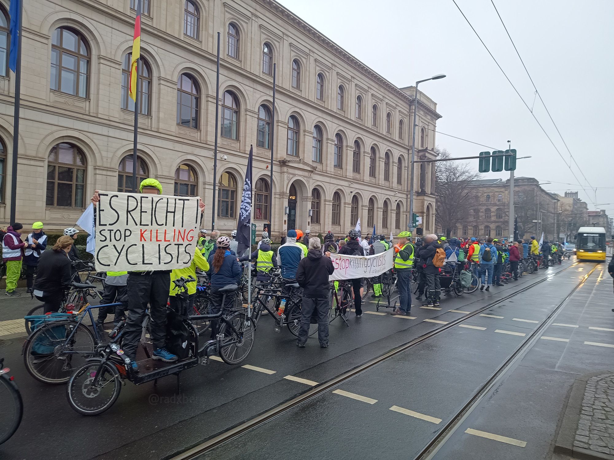 Viele Radfahrer*innen stehen vor dem Verkehrsministerium zum Gedenken an Natenom