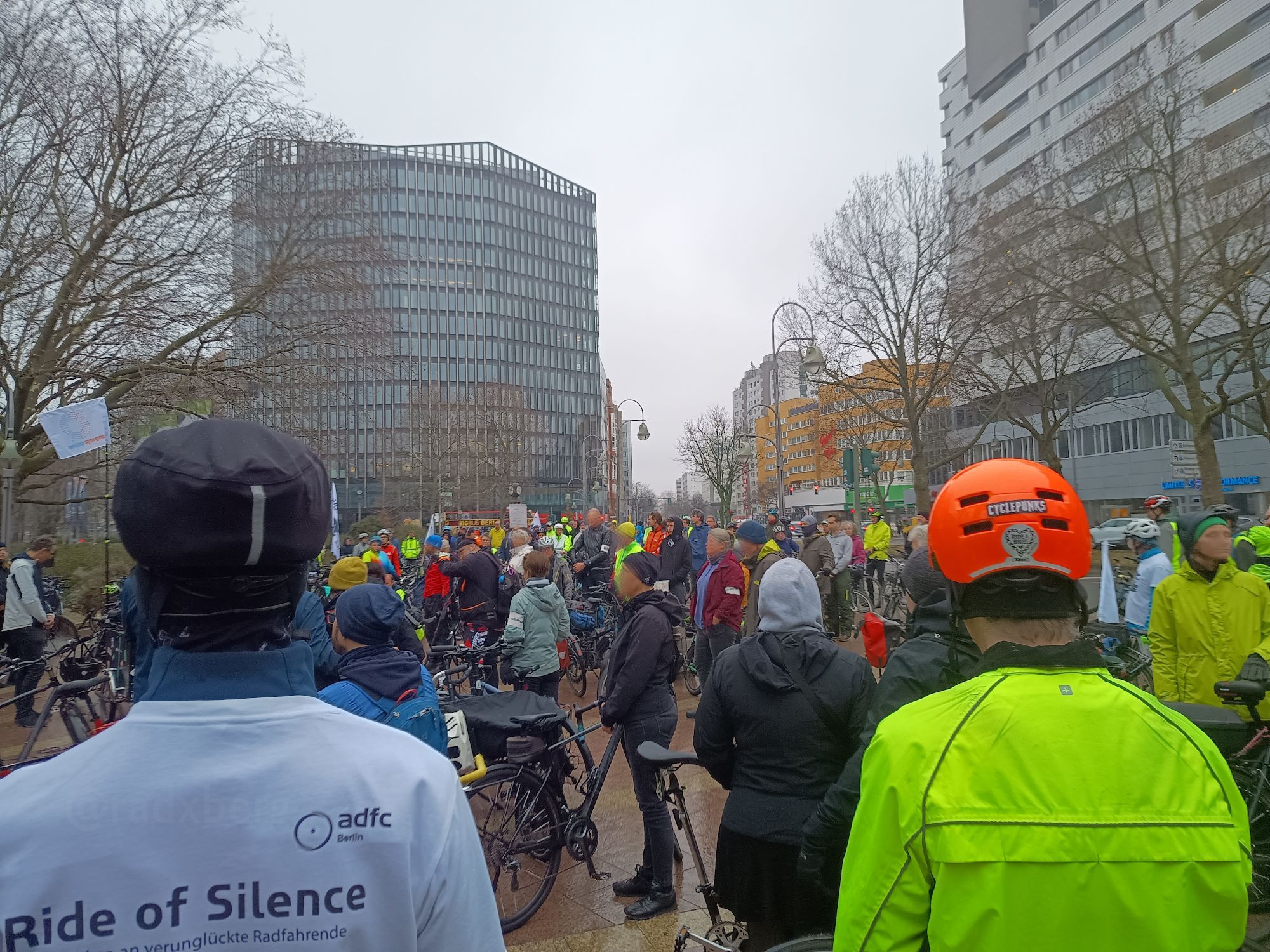 Viele Radfahrer*innen stehen Herum zum Gedenken an Natenom