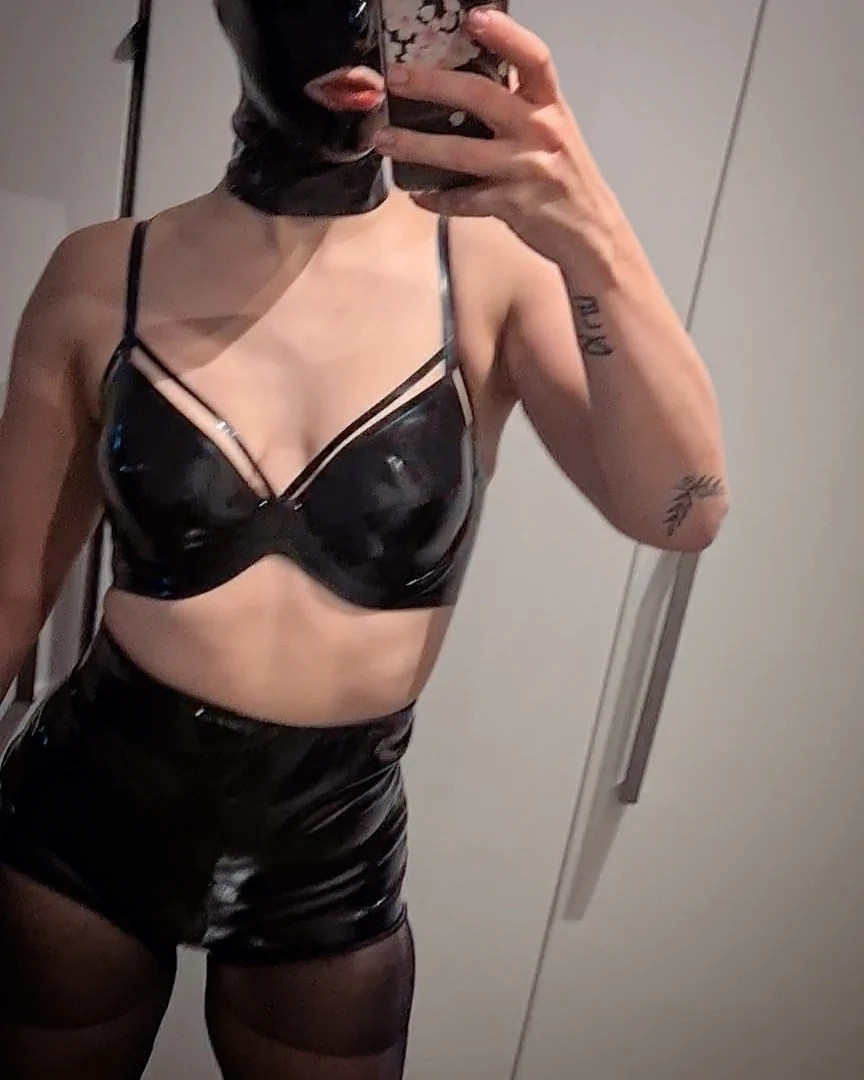 Spiegel Selfie in Latex panty, bra und Maske