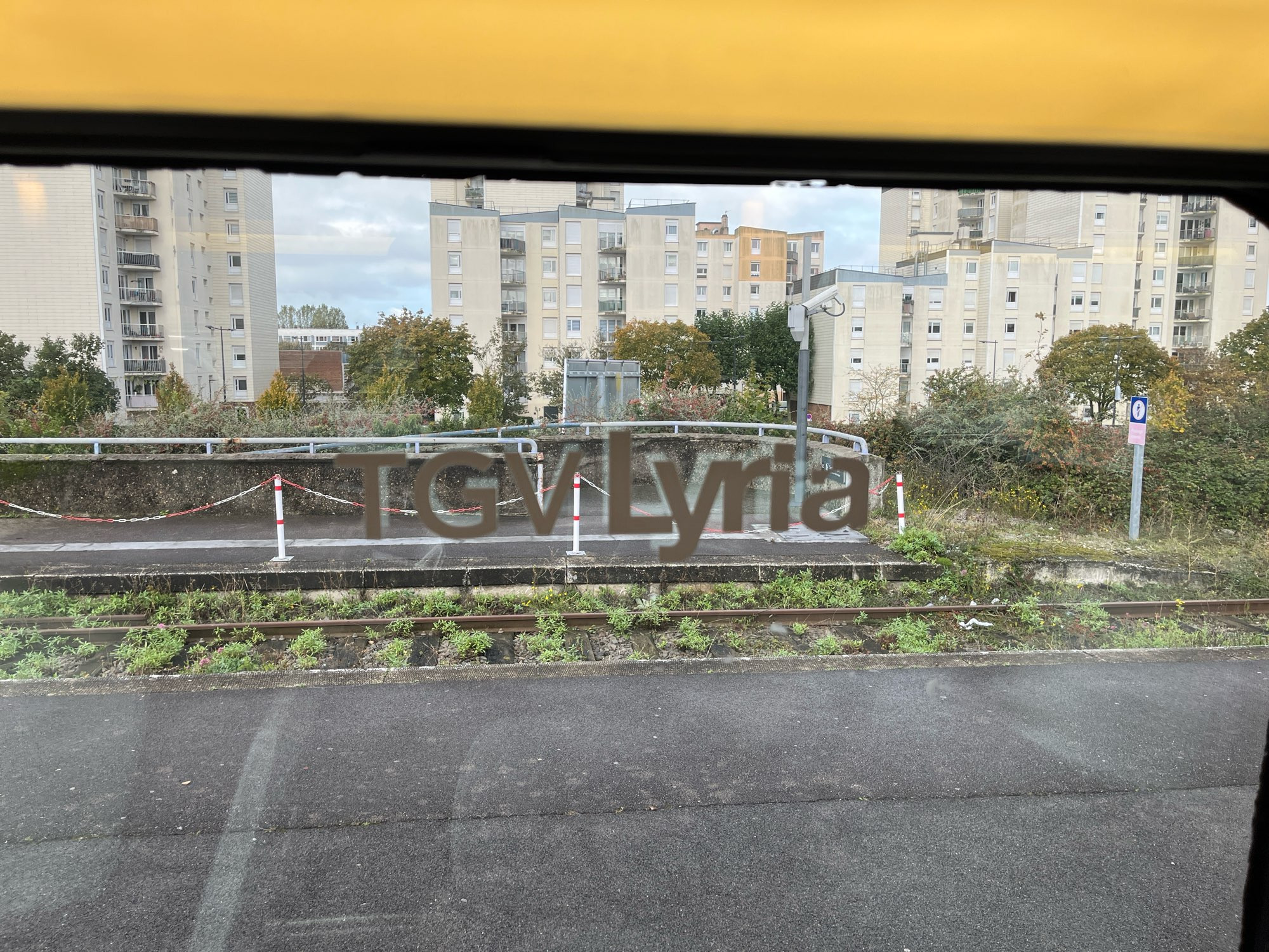 Photo d’une vitre d’une rame TGV POS avec la mention TGV Lyria. La photo a été prise dans un train qui faisait le parcours Boulogne sur Mer - Paris Nord