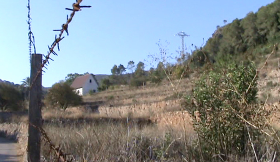 Al segundo, Pau señaló algo entre las cenizas ahogando un grito. Pero antes de que pudiese mirar qué le había alterado se escuchó una puerta. Con un impulso de adrenalina, los tres, que estábamos en el lateral de la casa, corrimos a la parte trasera con el mayor silencio posible. 
Mi curiosidad pudo conmigo así que me asomé para observar como Artur salía de su casa cargado con una mochila enorme y otra cosa alargada colgada de un hombro que no pude ver bien. Se alejaba por el camino en dirección contraria a nuestra casa, es decir, hacia los campos de arroz... y la casa abandonada. 
- ¿Está lejos? – preguntó Pau. Asentí y me giré a verlo, estaba muy asustado. – He visto algo... en las cenizas. Es que creo que sé que es, pero no estoy seguro. 
- Vamos – Carla salió de detrás de la casa en dirección a la hoguera. Pero cuando llegó dio un grito ahogado. Pau y yo corrimos hacia ella y miré por primera vez al centro de la hoguera. 