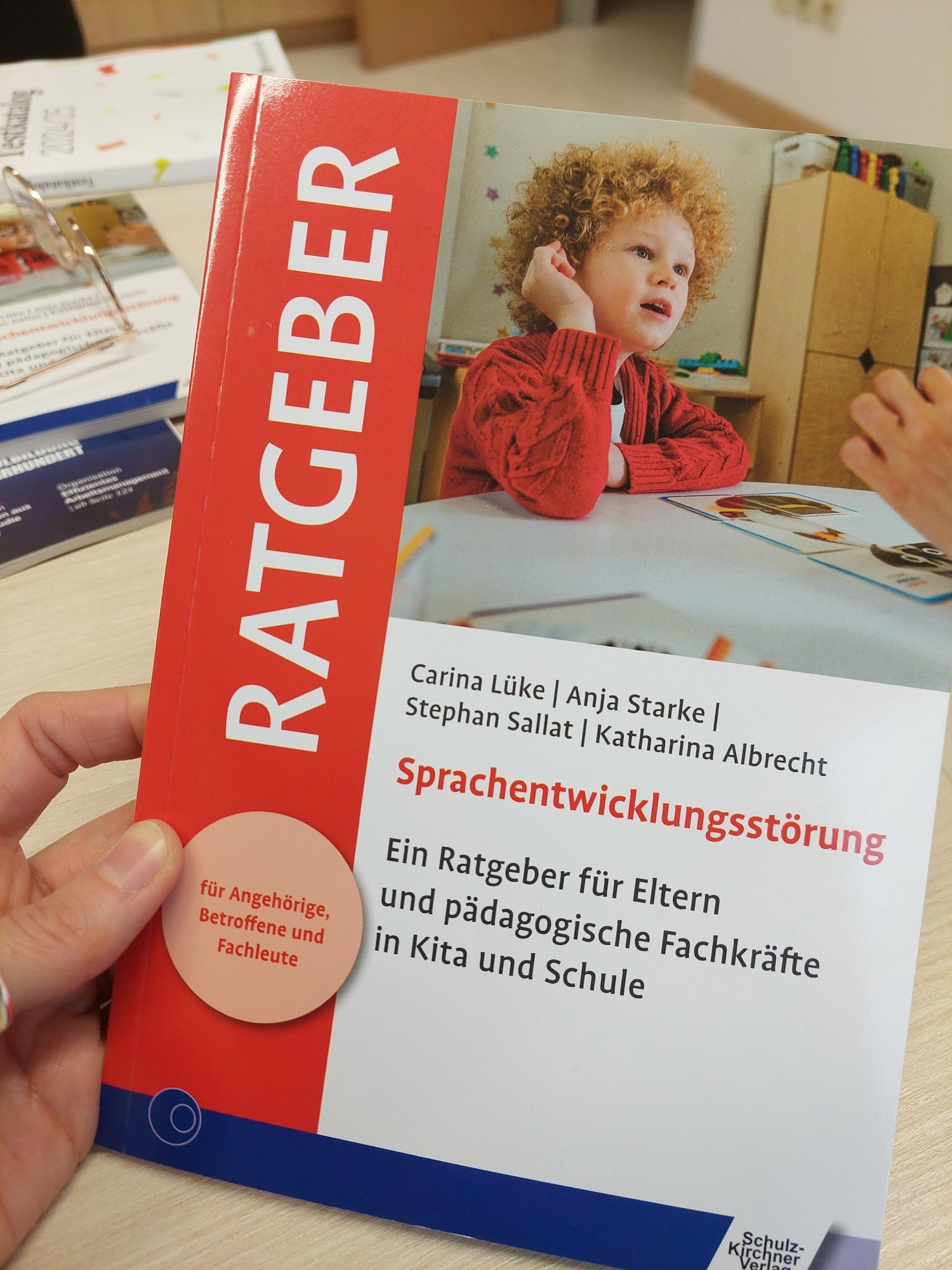 Foto des Ratgebers Sprachentwicklungsstörung von Carina Lüke, Anja Starke, Stephan Sallat und Katharina Albrecht (Schulz-Kirchner Verlag)