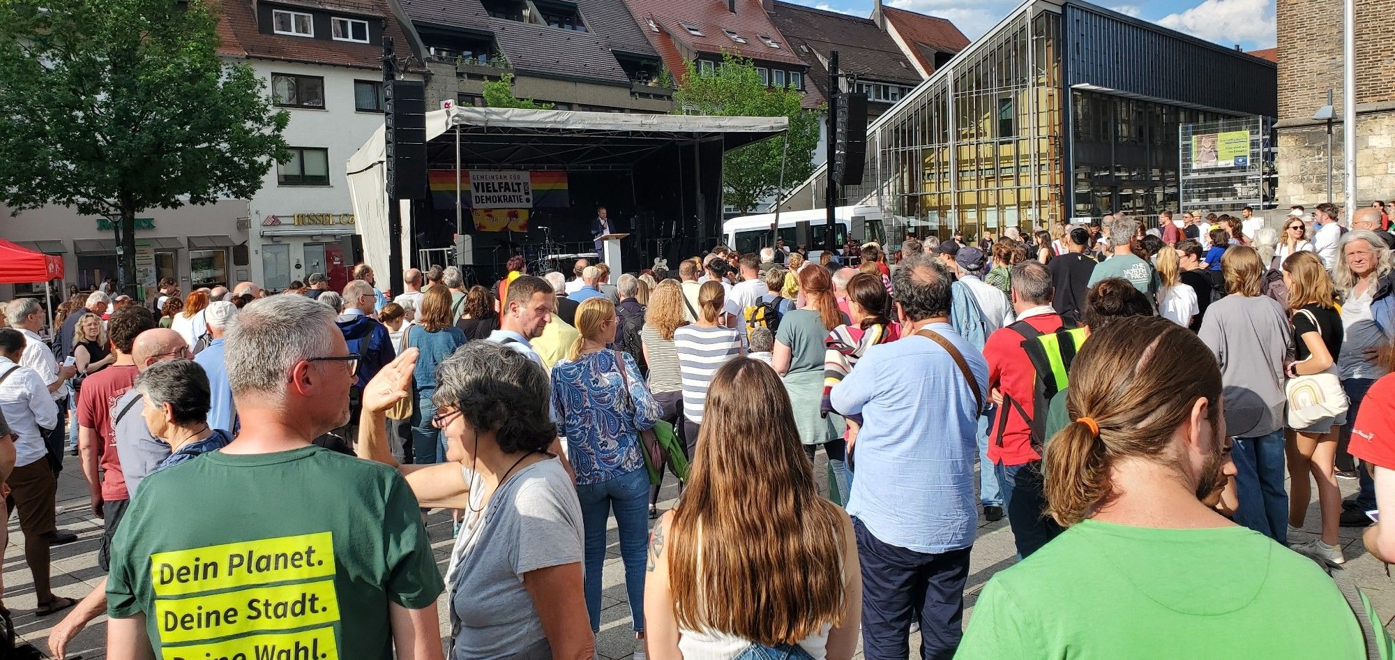 Foto der Bühne des Fests für Vielfalt und Demokratie auf dem Ulmer Münsterplatz mit dem Ulmer Oberbürgermeister Martin Ansbacher.