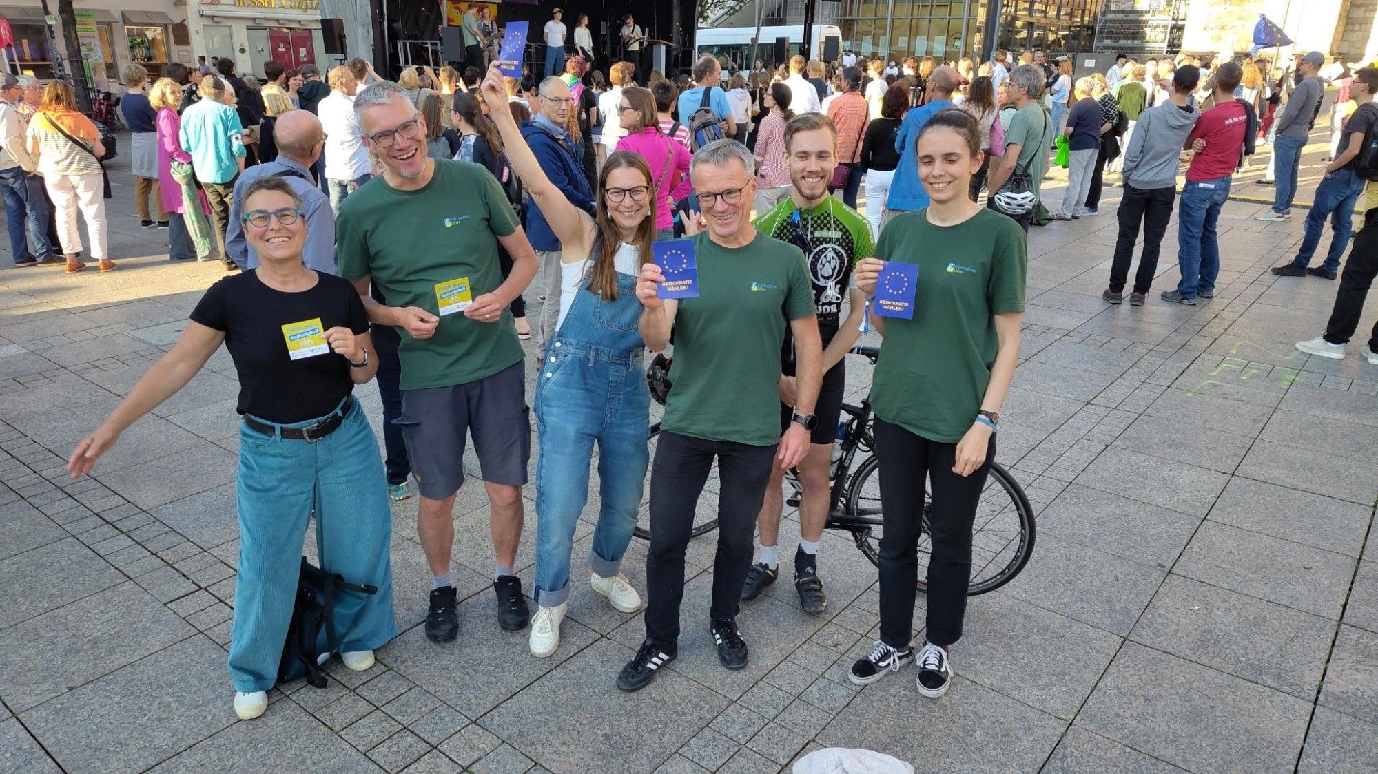 Foto mit 6 Gemeinderats-Kandidat*innen der Klimaliste Ulm auf dem Fest für Vielfalt und Demokratie auf dem Ulmer Münsterplatz.