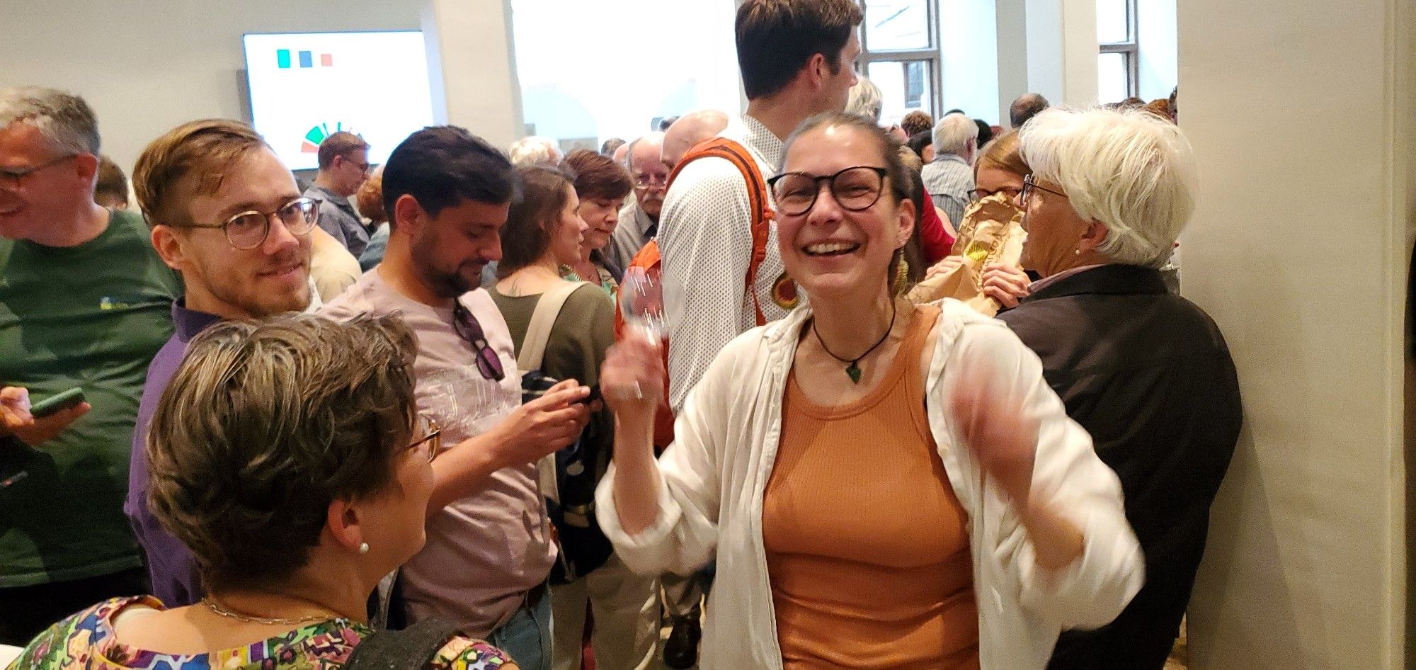 Foto von der Bekanntgabe der Ergebnisse der Ulmer Gemeinderatswahl 2024 im Ulmer Rathaus. Anne-Marie Brückner freut sich über den Einzug in dieses Parlament.