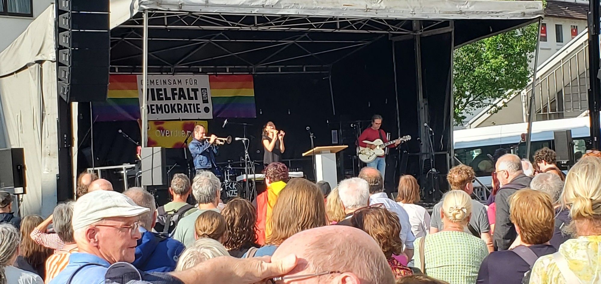 Foto der Bühne des Fests für Vielfalt und Demokratie auf dem Ulmer Münsterplatz mit Maria Rosendorfsky und Joo Kraus.