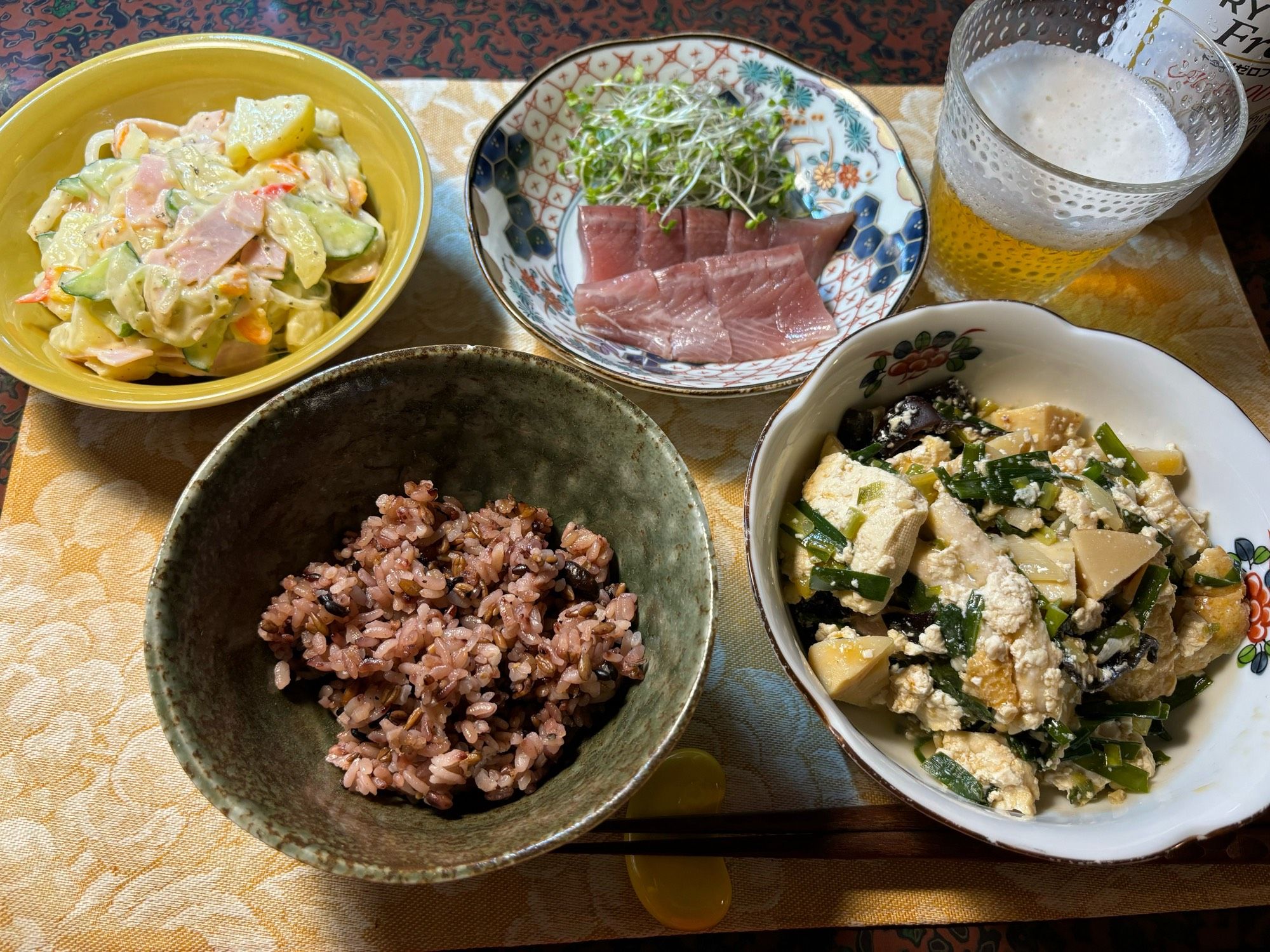 ごはん、豆腐と筍の炒め物、ポテサラ、鰹の刺身、ノンアルビール。