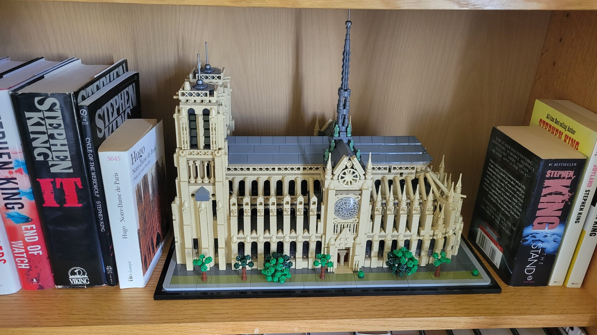 Notre-Dame de Paris in lego on a Billy bookshelf.