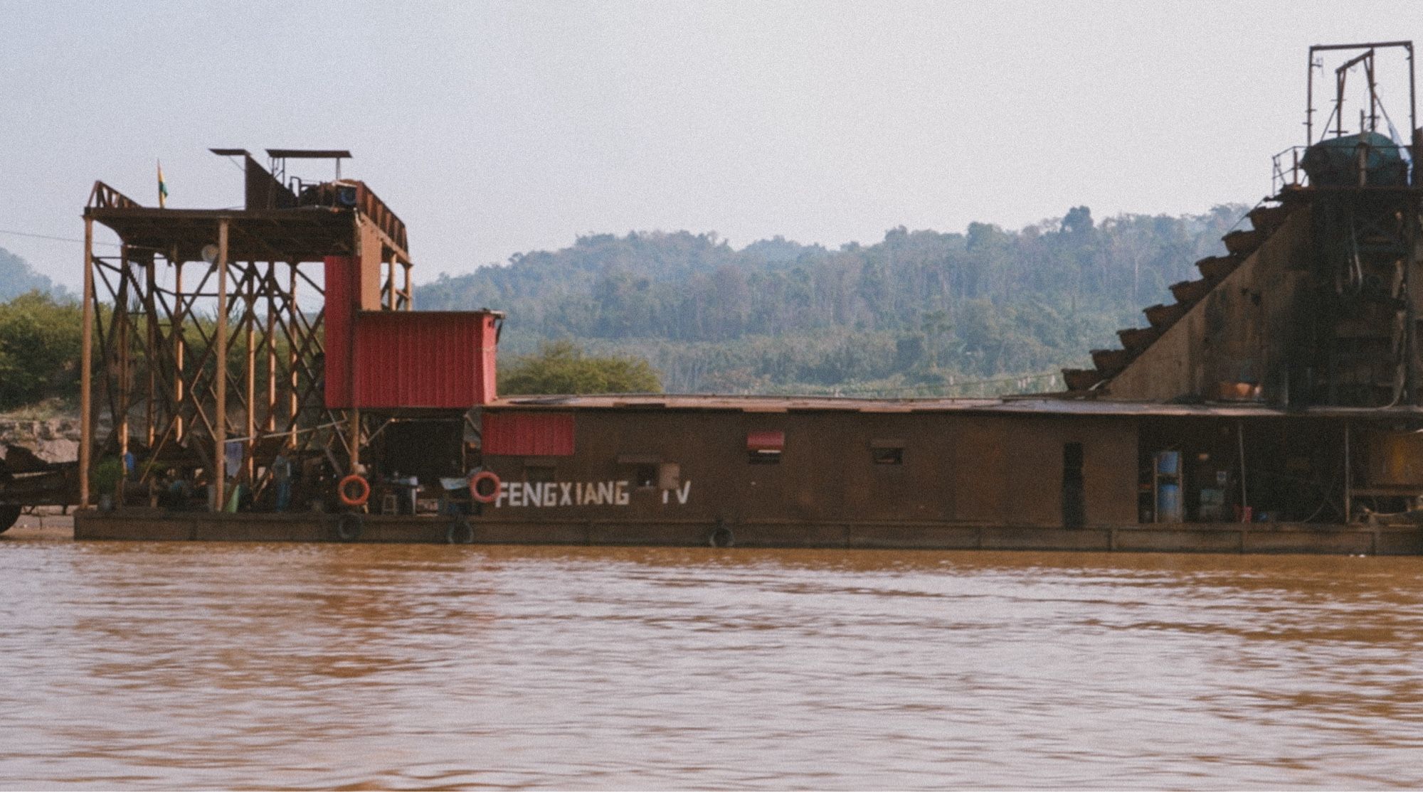 Photographie d’une drague chinoise pour de  l'orpaillage illégal.