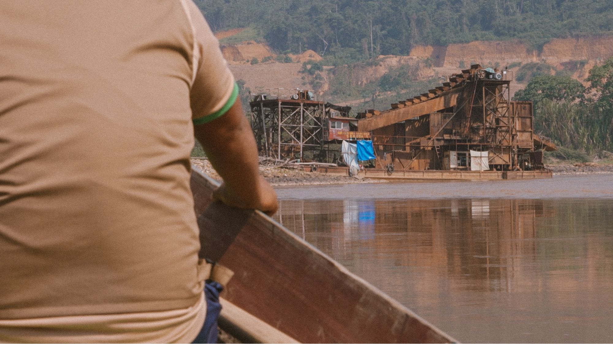 Daniel, un ancien orpailleur, face à une drague d’orpaillage d’une compagnie chinoise.