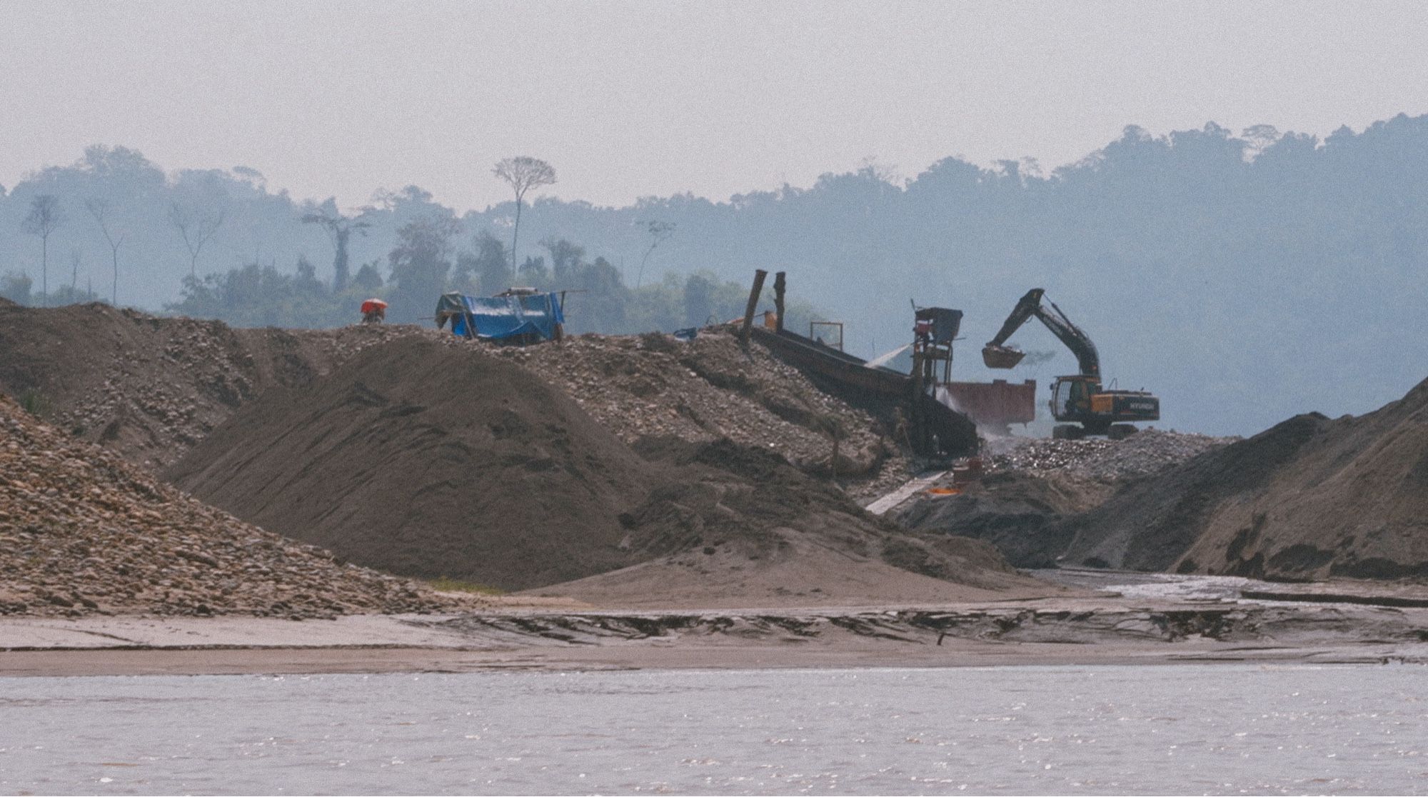 Destruction des rives d’une rivière en Amazonie pour chercher de l’or.