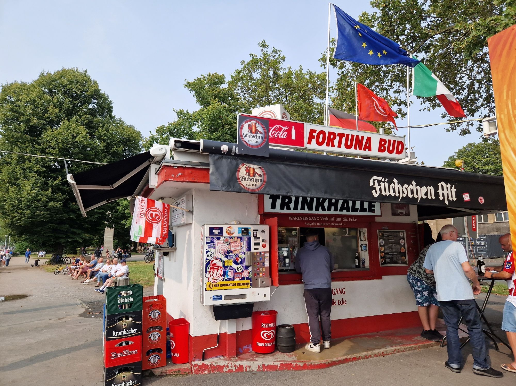 In diesem Zusammenhang gaaanz böses Foto von der  Fortuna Bude in Düsseldorf. Wunderbar gemütlich am Rheinufer gelegener Kiosk mit unschlagbar günstigen Preisen und leckeren Sachen wie Bockwurschd oder halt Bier für 1,70€. Zu sehen gibt's net viel,  aber paar Szehtische runden den Schatz ab. Die Farben rot und weiß dominieren. Wild beschreibts...