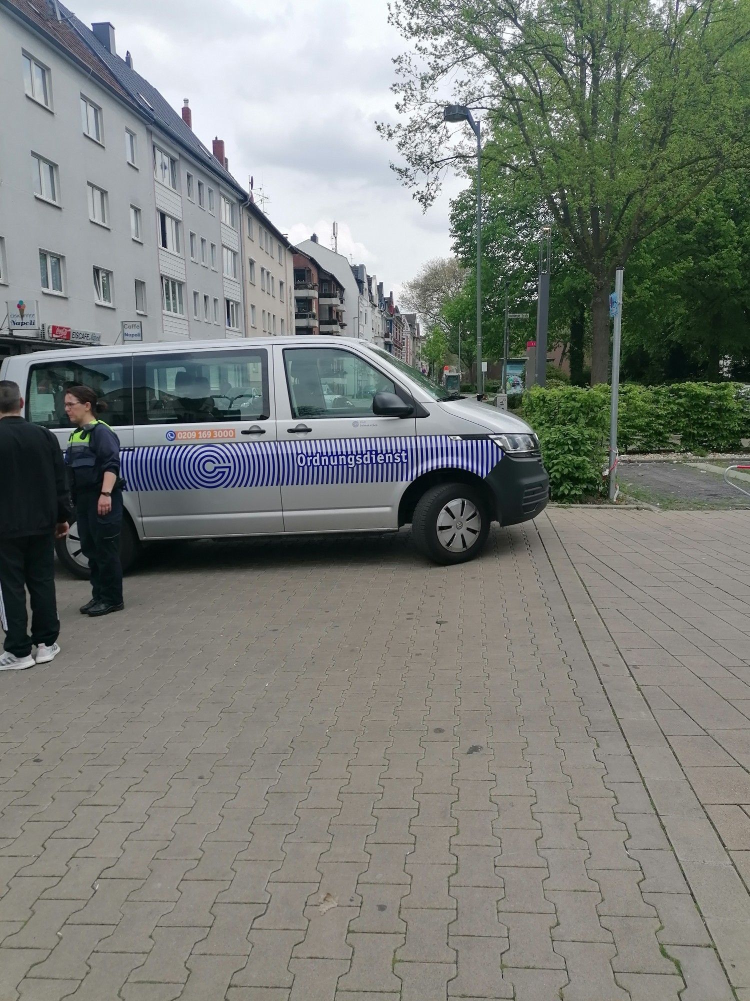 KOD-Fahrzeug quer über Bürgersteig geparkt, davor ein komplett leerer Bürgersteig