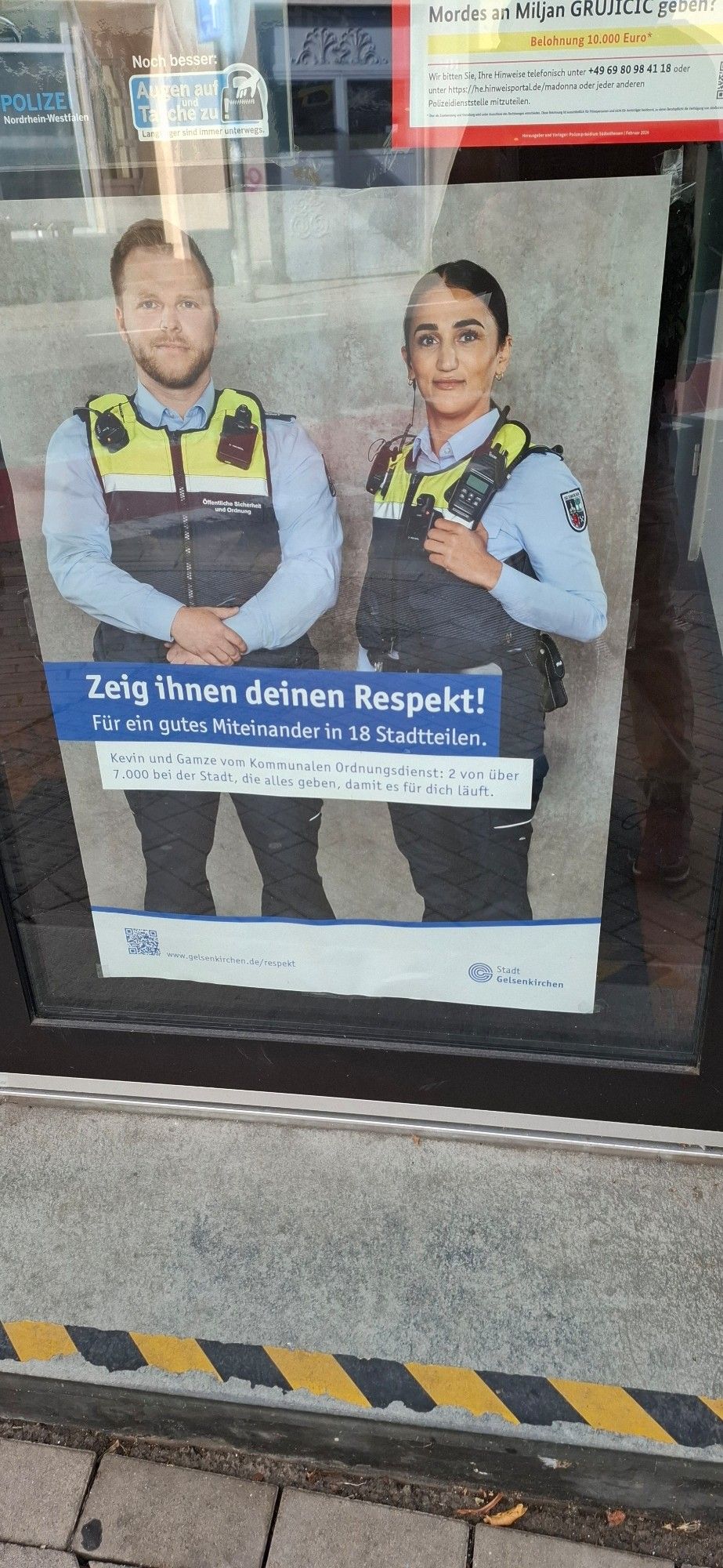 Stadt Gelsenkirchen Poster
2 Mitarbeutende des Kommunalen Ordnungsdienstes werben um Respekt vom Bürger