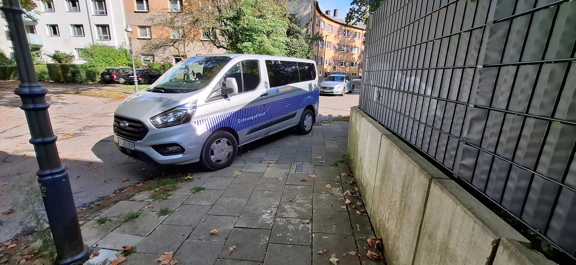 KOD-Fahrzeug über Bordsteinabsenkung geparkt