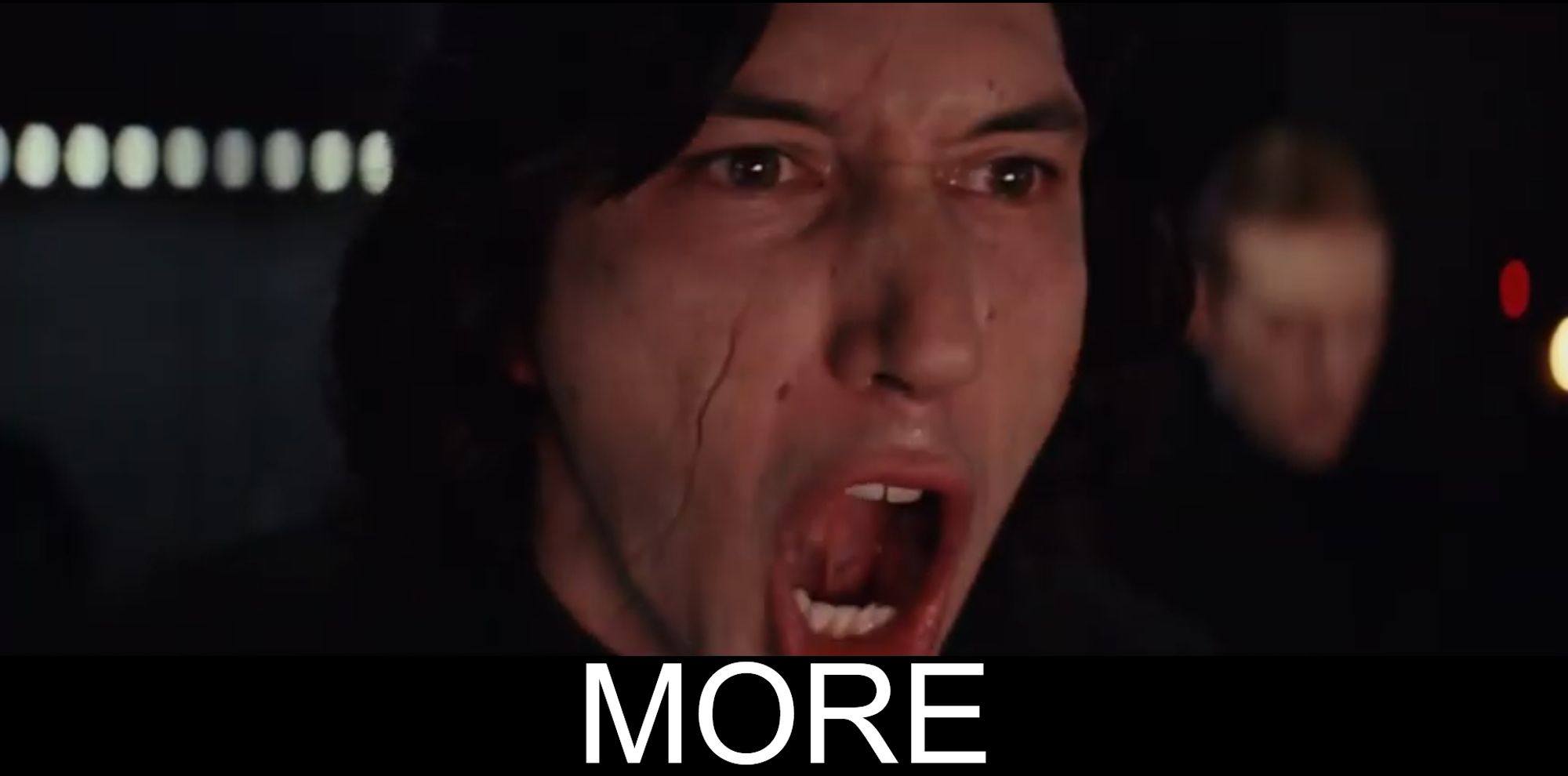 Un mème de Star Wars 8 The Last Jedi, où l'on voit le personnage de Kylo Ren hurler "MORE"