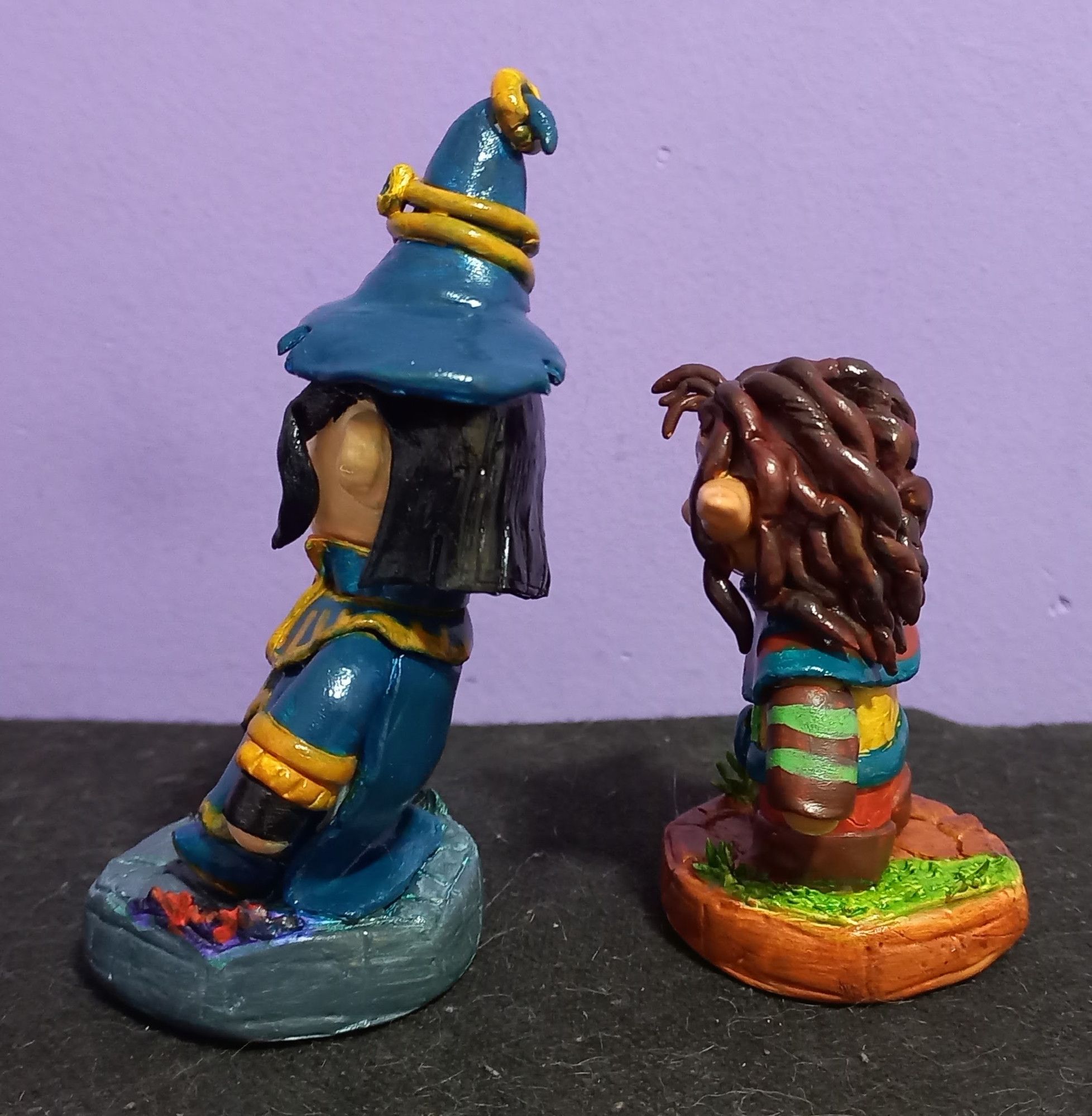 Picture of clay figures of the wizard Mortimer and the elf Veriesin from the webcomic Splitting Image, seen from the side.