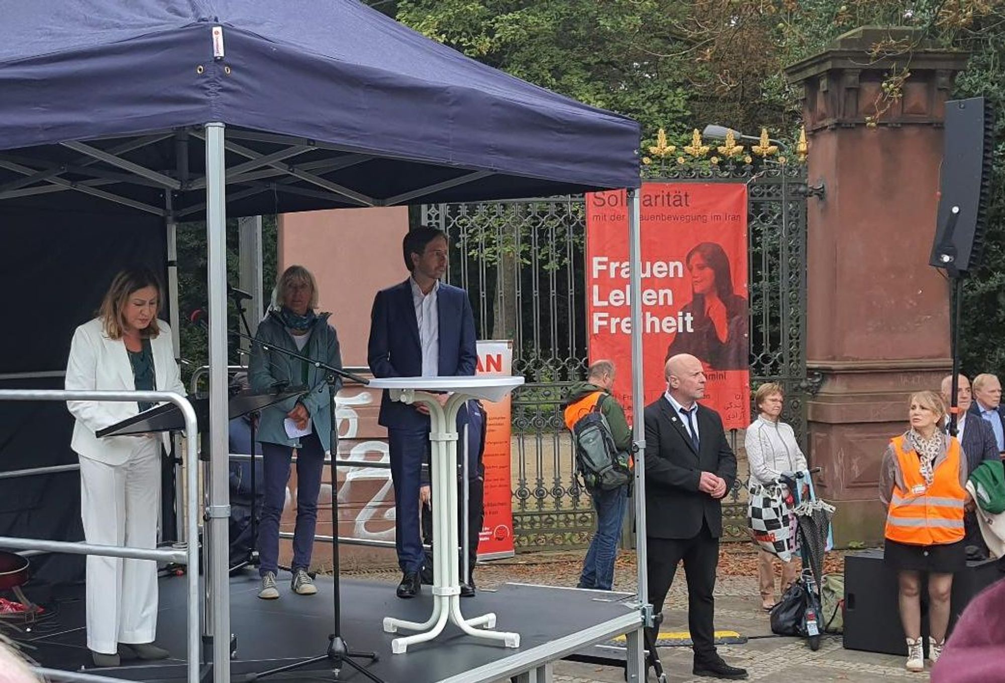 Die Bürgermeisterin der Stadt Frankfurt, Nargess Eskandari-Grünberg, hält die Rede zur Einweihung des Platzes