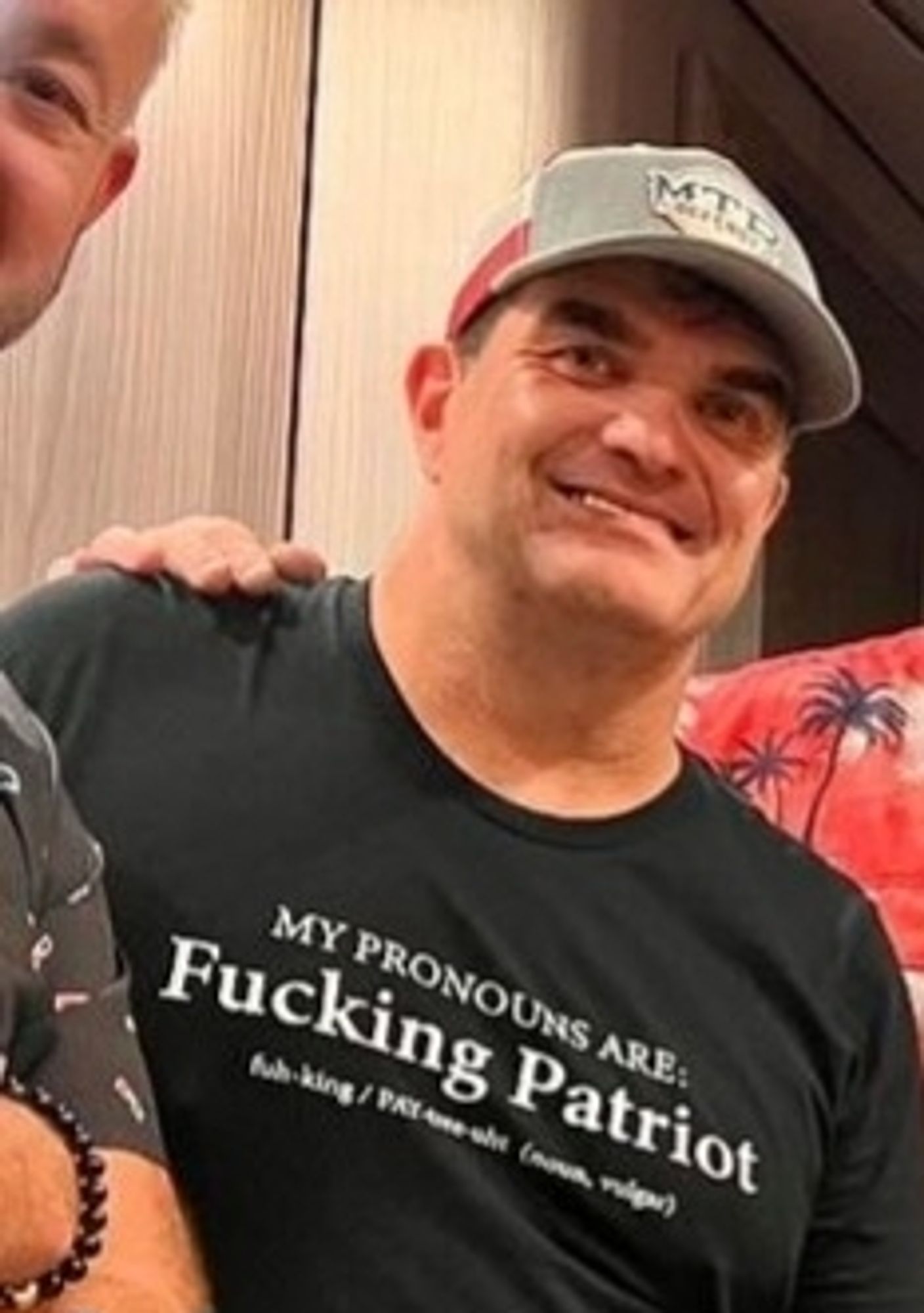 Chris Henderson mit einem T-Shirt mit dem Aufdruck "My Pronouns Are Fucking Patriot".