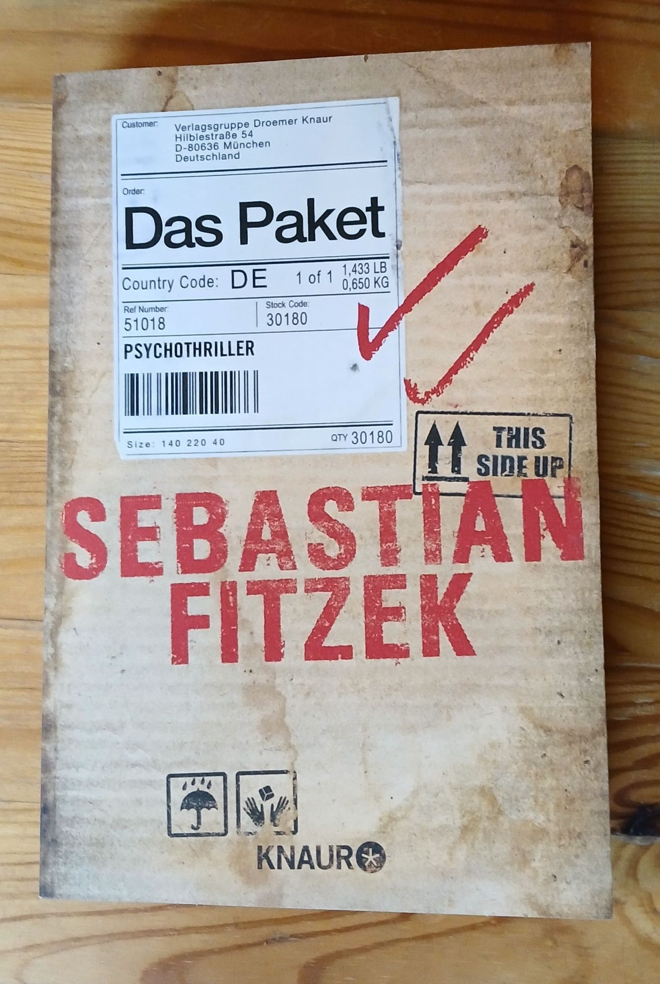 Zu sehen ist das Buch "Das Paket" von Sebastian Fitzek.