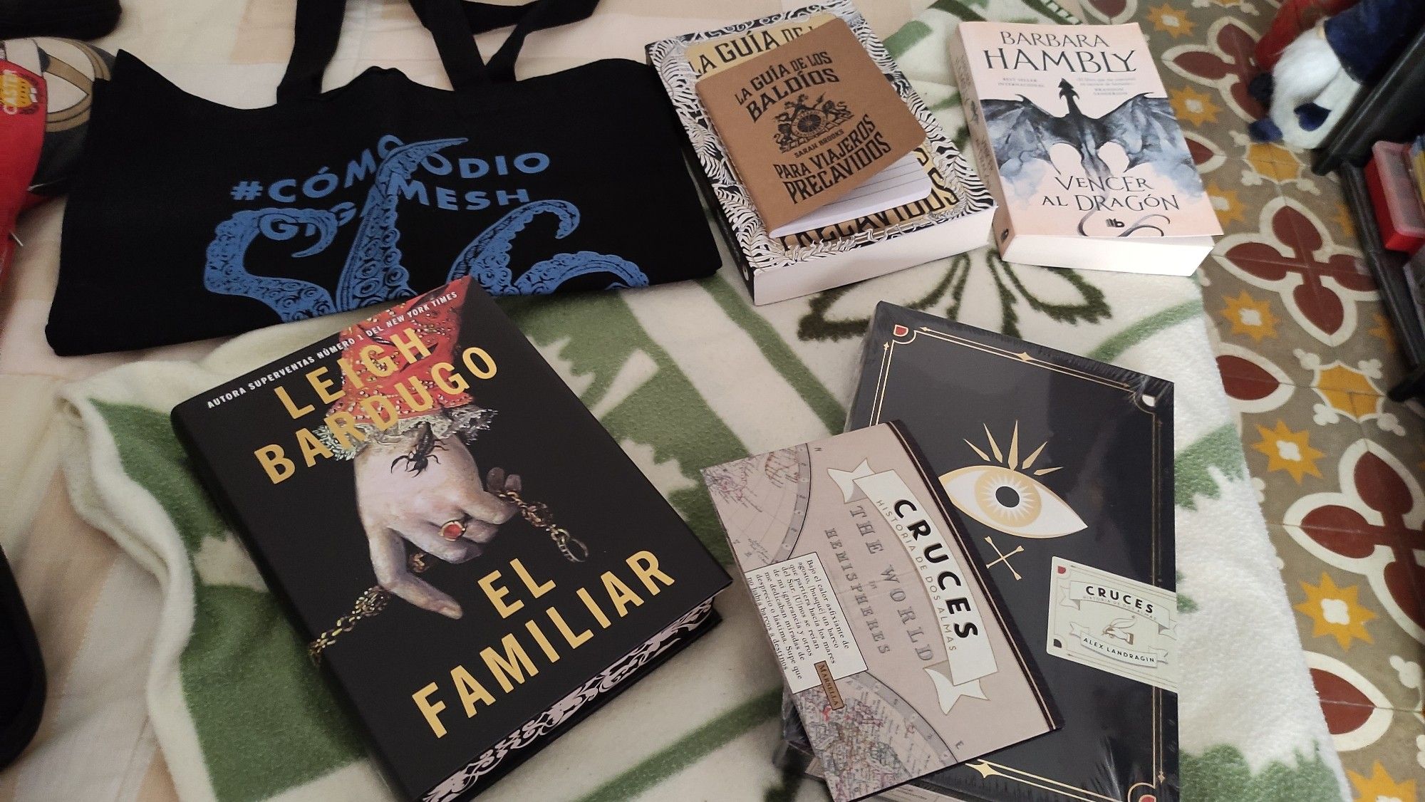 Libros: El Familiar de Leigh Bardugo, La guia de los baldíos para viajeros precavidos de Sarah Brooks
Cruces:Historia de dos almas Alex Landragin
Vencer al dragón de Bárbara Hambly 
Y una totebag de la Librería Gigamesh