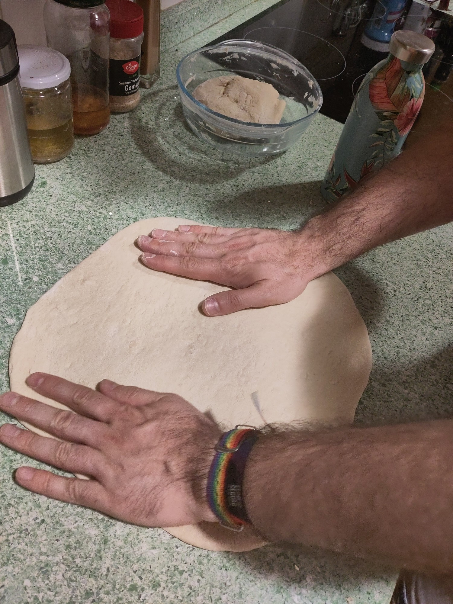 Víctor extendiendo la masa para hacer la base de la pizza