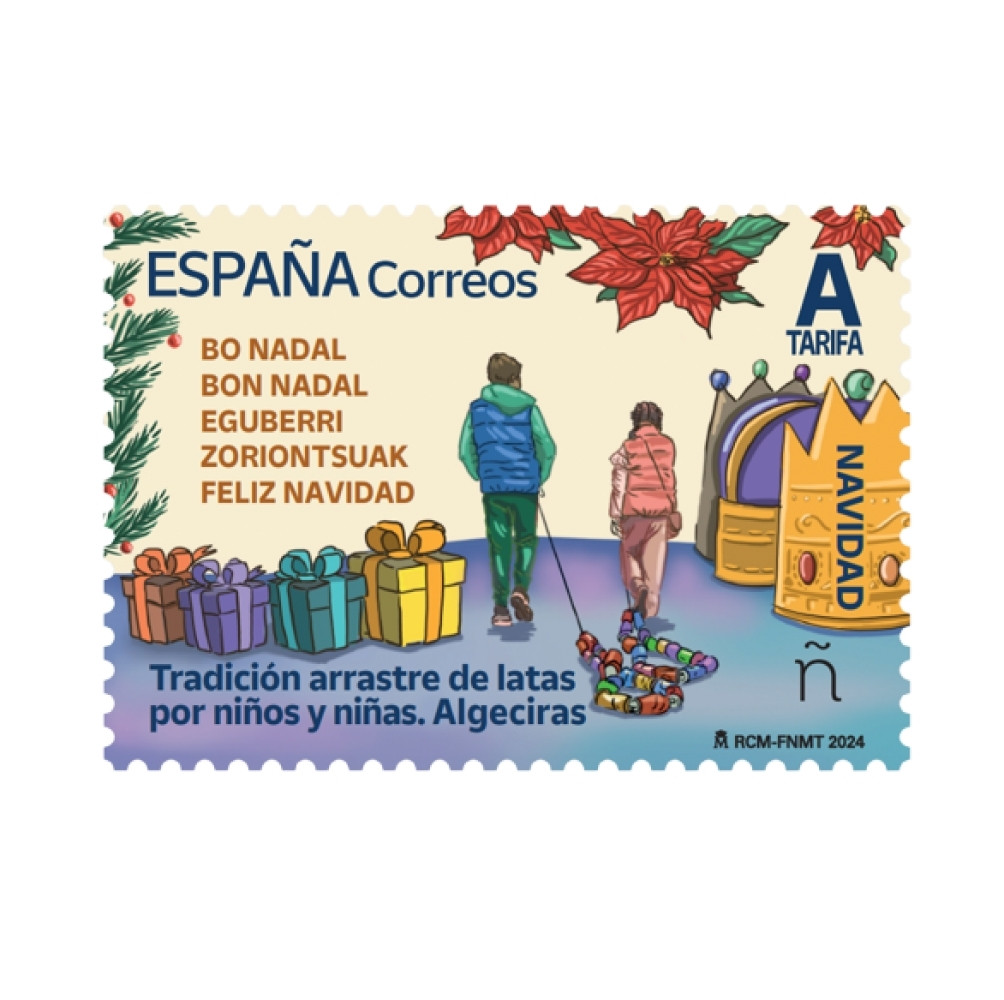 Sello tarifa A de Correos. Incluye el texto «Feliz Navidad» en gallego, catalán, euskera y castellano. El dibujo, con flores de Pascua y ramas de árbol en los márgenes, consiste en dos niños de espaldas arrastrando latas atadas con cuerdas. A un lado, varios paquetes de regalo, al otro, las coronas de los Reyes Magos. Incluye el texto «Tradición arrastre de latas por niños y niñas. Algeciras».