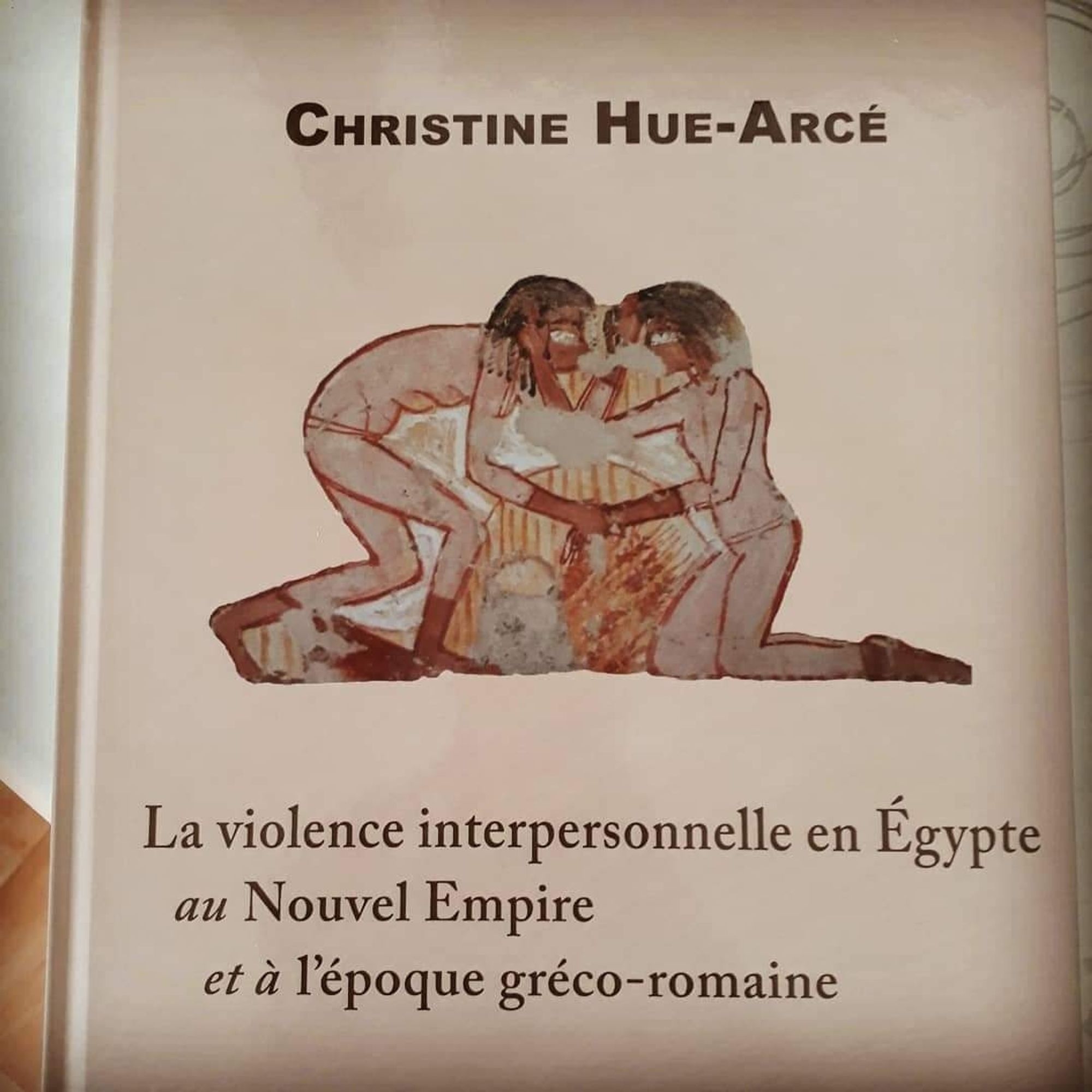 Couverture de livre avec comme titre "La violence interpersonnelle en Égypte au Nouvel Empire et à l'époque gréco-romaine" ; sur le couverture, une représentation égyptienne du Nouvel Empire avec deux fillettes se chamaillant physiquement.