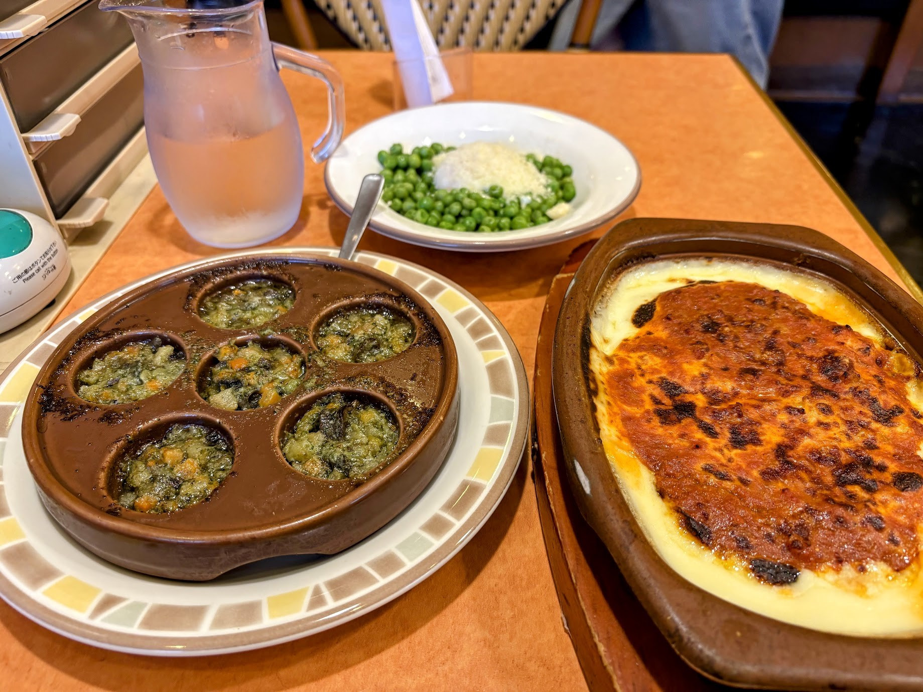 エスカルゴ, ラザニア, 豆のサラダ, 白ワイン