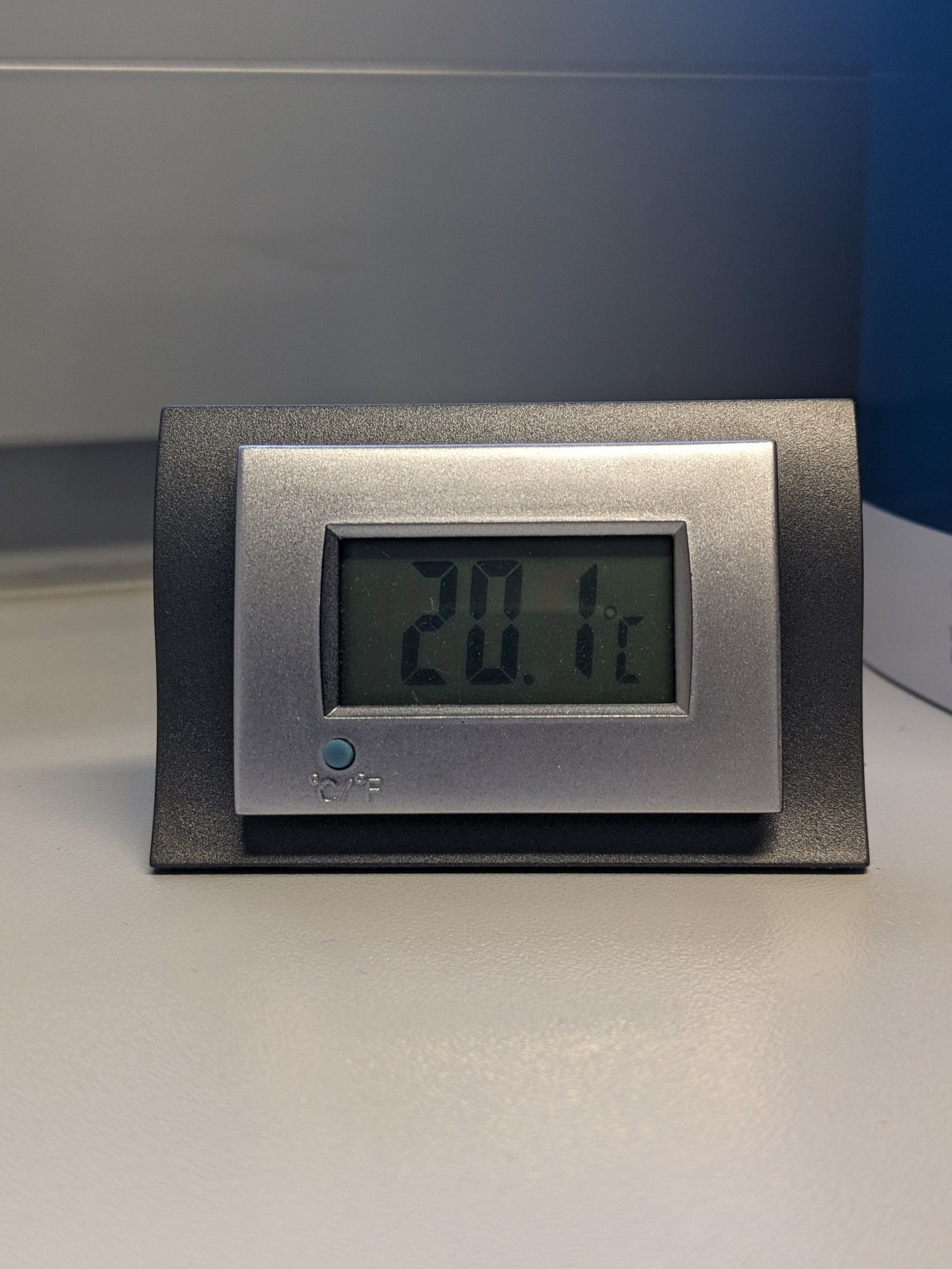 Ein rechteckiges Thermometer, welches 20,1°C anzeigt