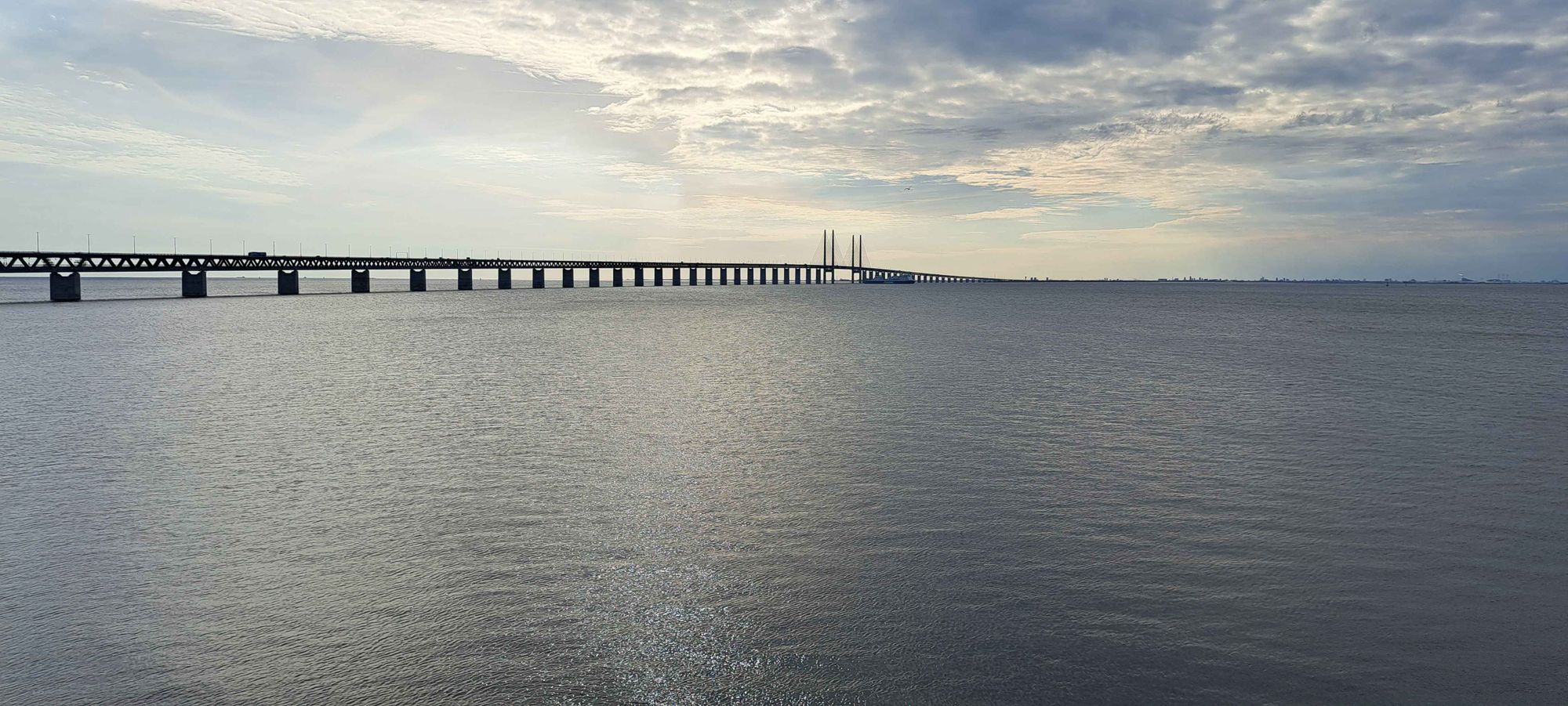 Die Öresundbrücke von Malmö aus, im Hintergrund Kopenhagen