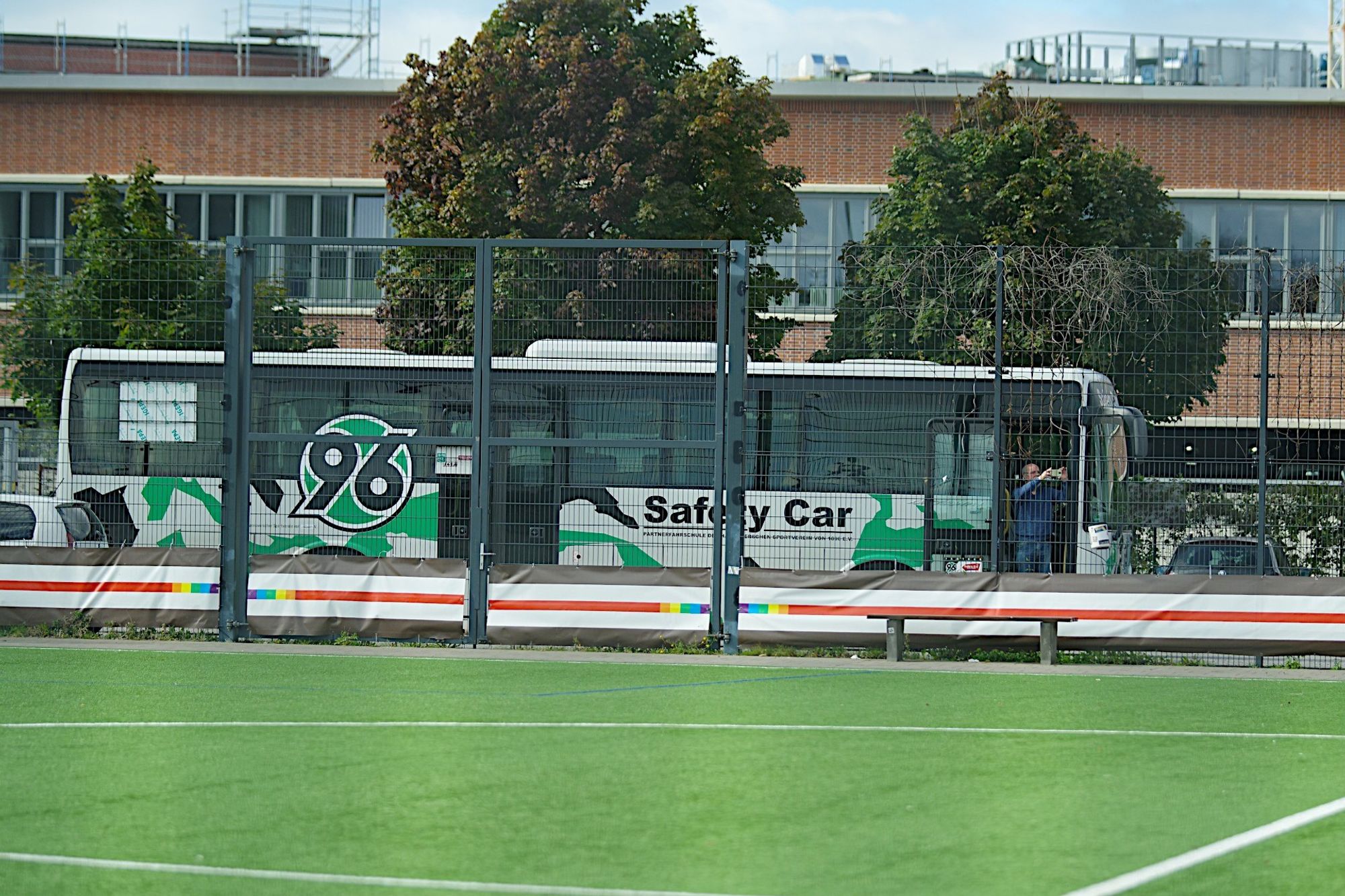 Der Teambus von Hannover 96 steht an der Feldarena