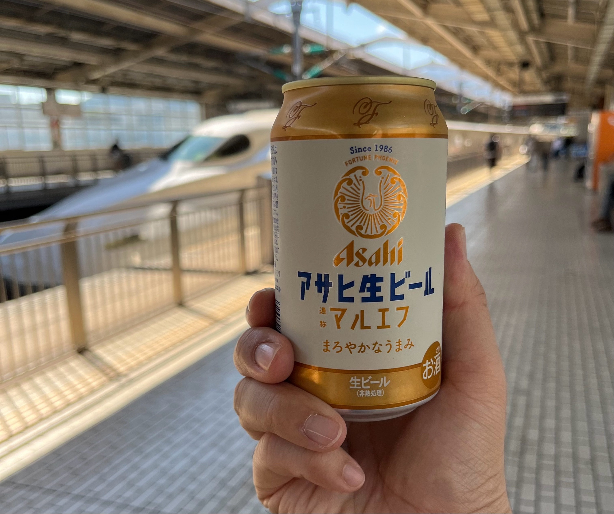 缶ビールと新幹線。いい天気。