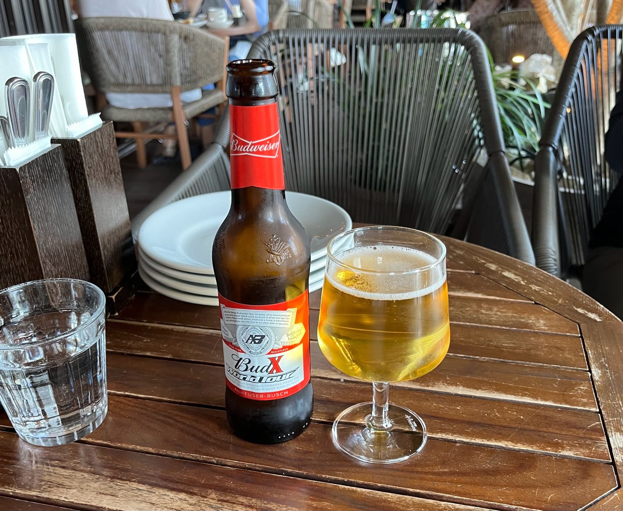 テラスの席でビールを飲んでます