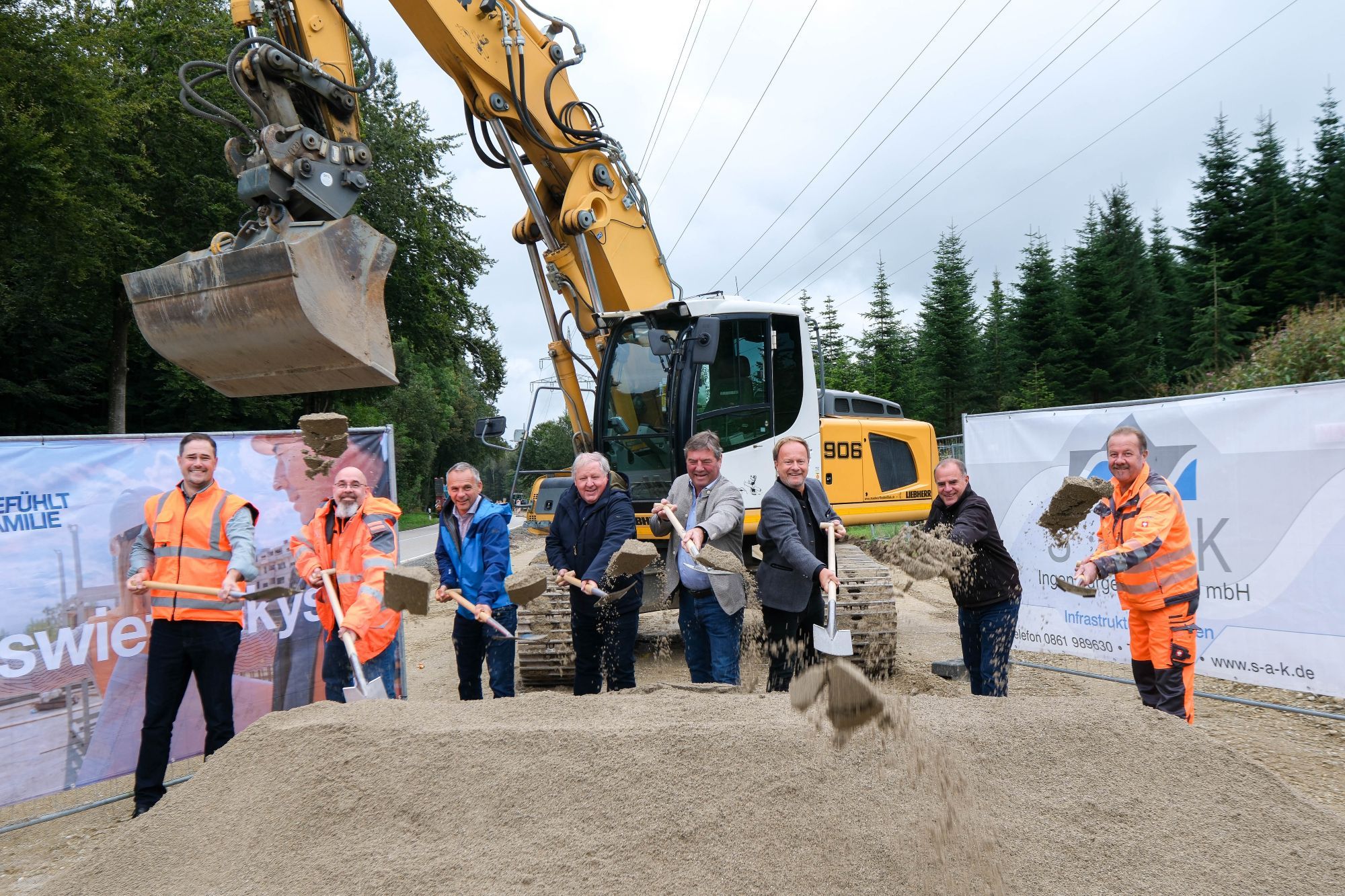 Auf dem Foto (von links): Daniel Drachenberg (Staatliches Bauamt Rosenheim – Gebietsleiter), Robert Kegler (Staatliches Bauamt Rosenheim – Projektleiter), Stephan Kratzer (Fa. Swietelsky), Hans Althammer (Fa. S.A.K Ingenieurgesellschaft), Bürgermeister Ludwig Maurer, Landrat Robert Niedergesäß, Stephan Rößler (Fa. Swietelsky), und Josef Hintermair (Teamleiter Kreisstraßen – Straßenmeisterei Ebersberg)