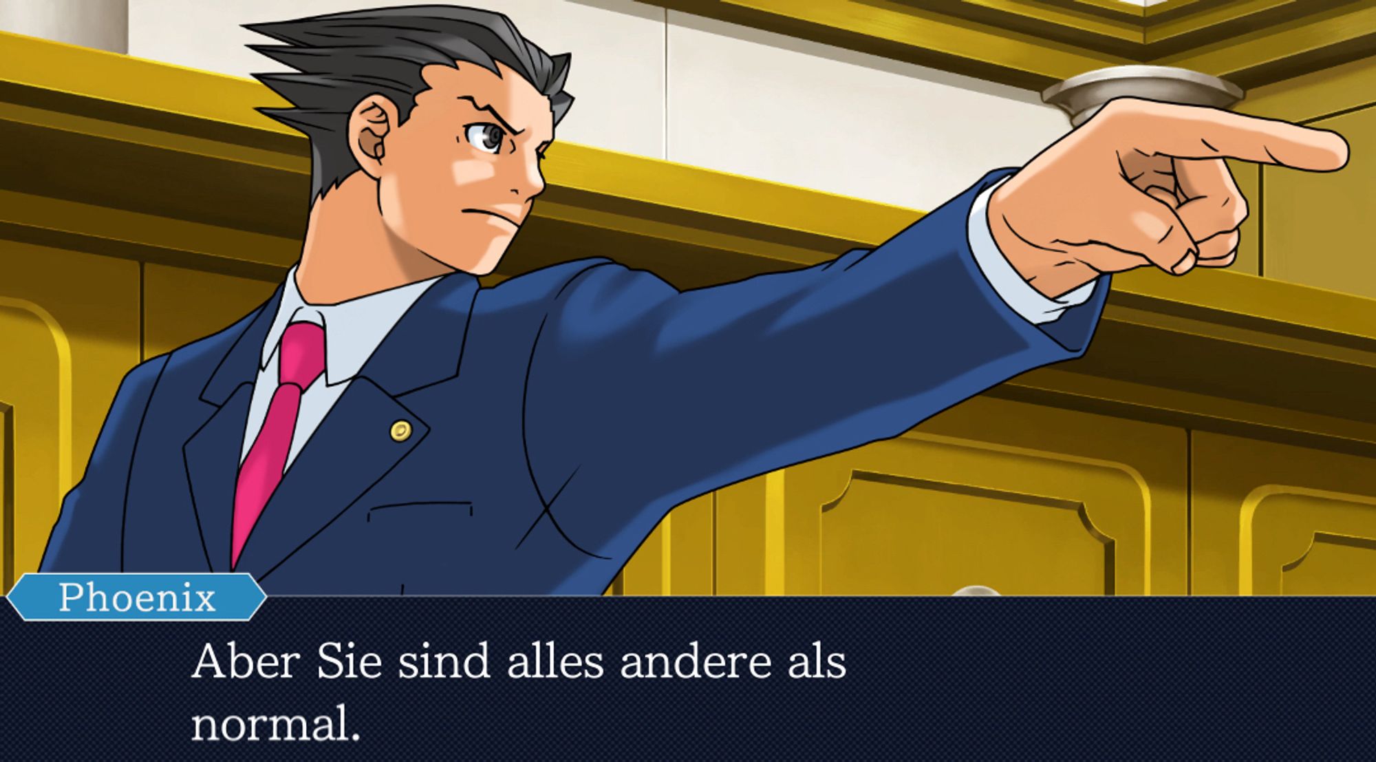 Screenshot aus dem Spiel „Phoenix Wright Ace Attorney“. Die Hauptfigur steht im Gerichtssaal und deutet auf jemanden außerhalb des Bildbereichs.
Der Text ist: „Phoenix: Aber Sie sind alles andere als normal.“