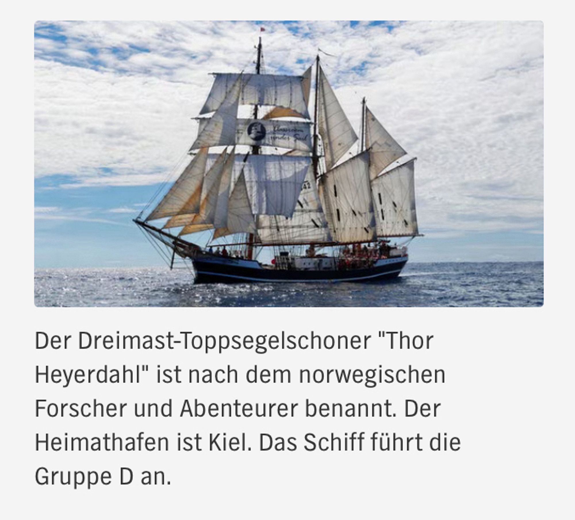 Ein alter Dreimast-Toppsegelschoner mit gehissten Segeln, Seitenansicht auf dem Meer. Sein Heimathafen ist Kiel.