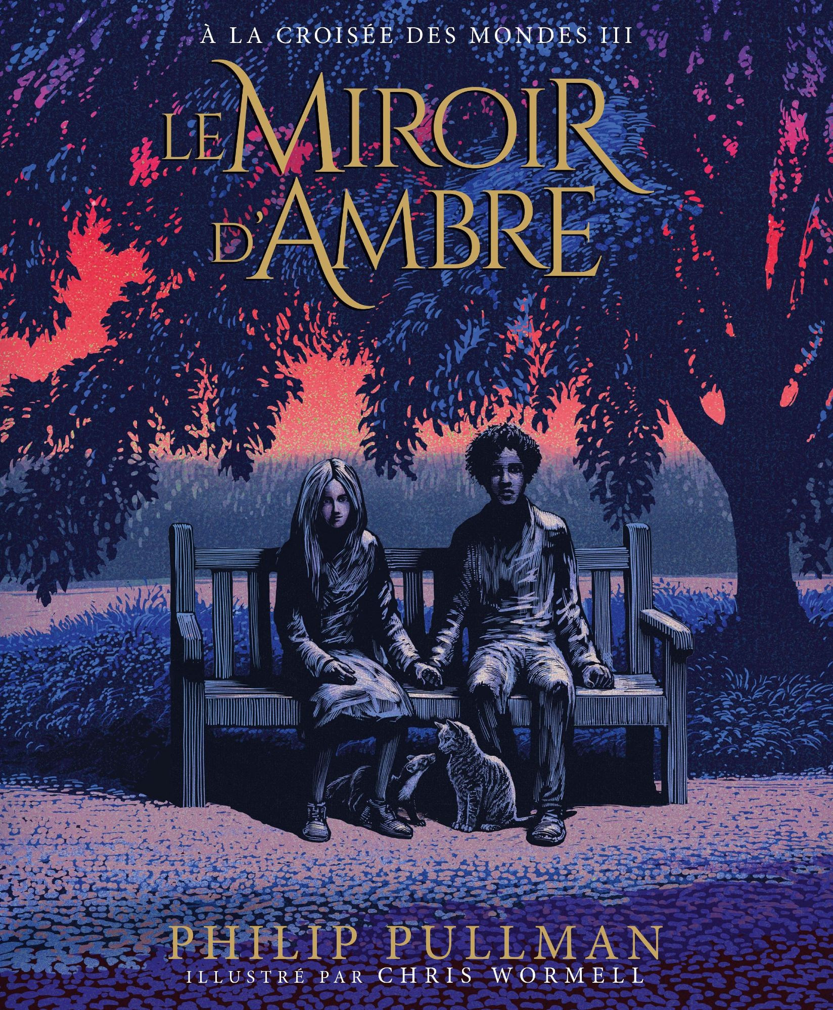 Cover by Chris Wormell for the French illustrated edition of Philip Pullman's The Amber Spyglass (Gallimard, 2024): a twilight scene (dark scales of blue tones with a reddish sunset sky in the background) with a young girl (left) and a young boy (right) seated on a bench under the low branches of a tree, holding hands and staring at us. Under their bench, a cat and a pine marten look at each other.