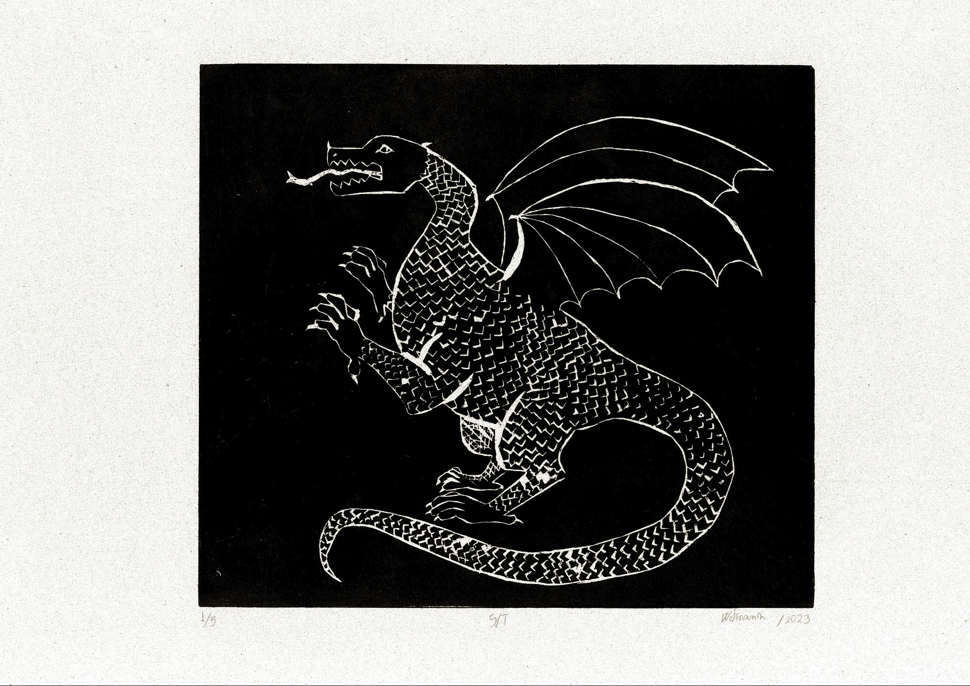 Uma xilogravura em tinta preta de um dragão. A gravura está centralizada no papel com uma grande borda branca, com o dragão escamado de linhas brancas sobre o fundo completamente preto. Em baixo da gravura estão as informações de impressão: 1 de 5 cópias, Sem Título, Wetmann, 2023