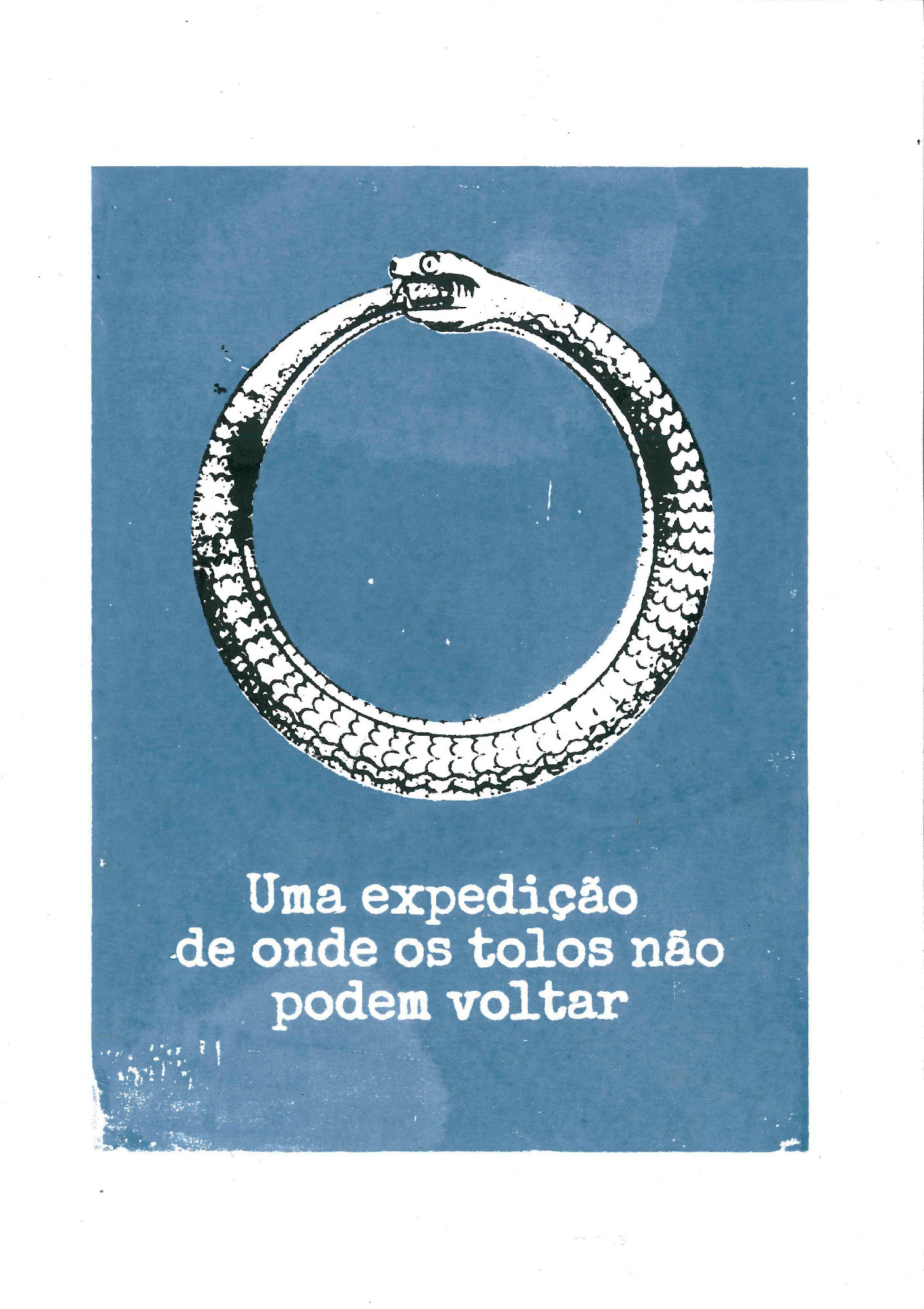 Uma serigrafia de fundo azul falho, com uma ilustração centralizada em preto e branco de um ouroboros (uma cobra comendo o próprio rabo) e com um texto centralizado embaixo "Uma expedição de onde os tolos não podem voltar"