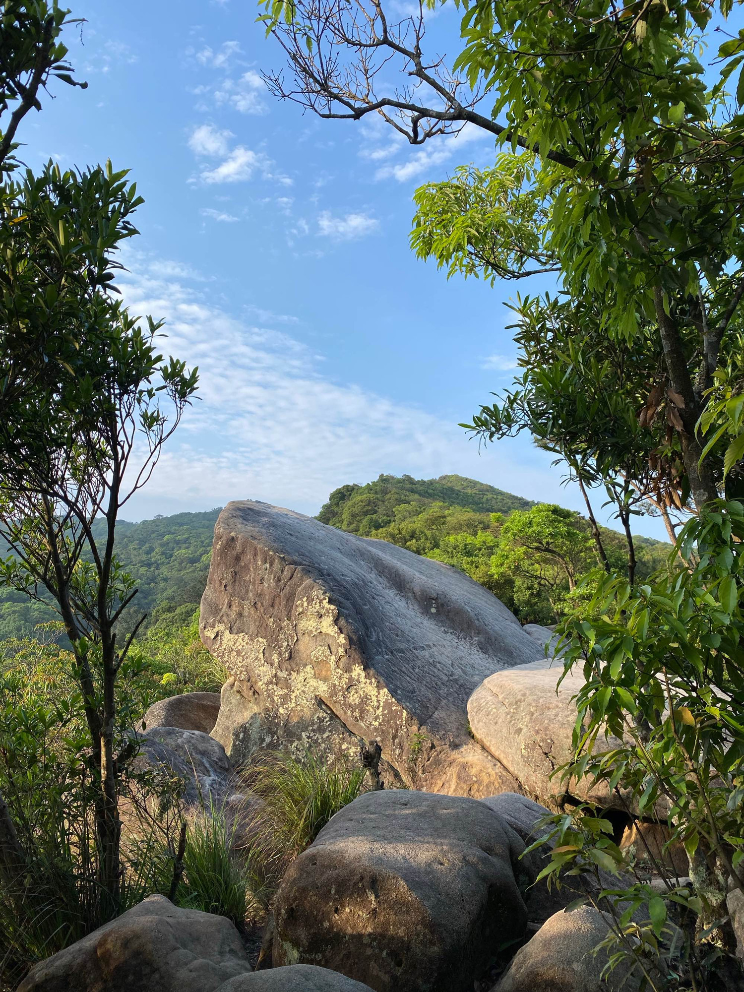 large protruding rock face (龍船岩) in mountains around Taipei