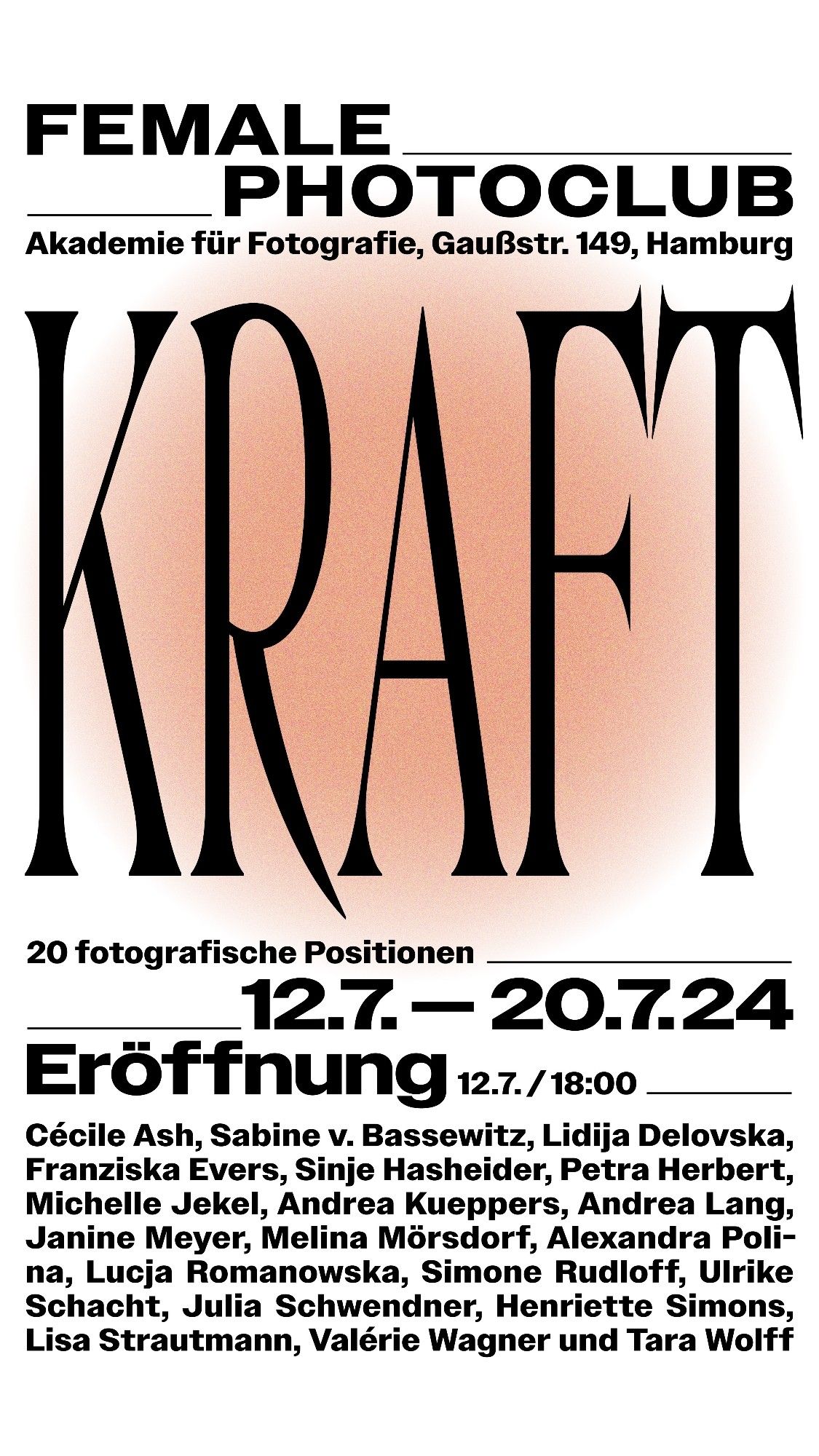 Plakat Ausstellung Einladung Thema "Kraft" in Hamburg. 20 fotografische Positionen, mit Aufzählung der Teilnehmenden fotografinnen. Eröffnung 12. Juli 24 Akademie für Fotografie Gaußstr 149 Hamburg