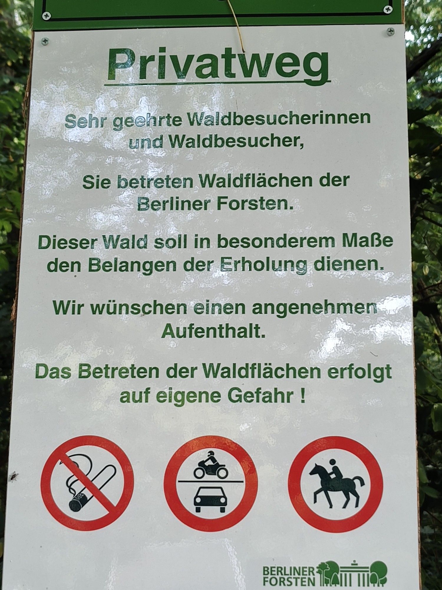 Schild der Berliner Forsten, es zeigt was nicht erlaubt ist.