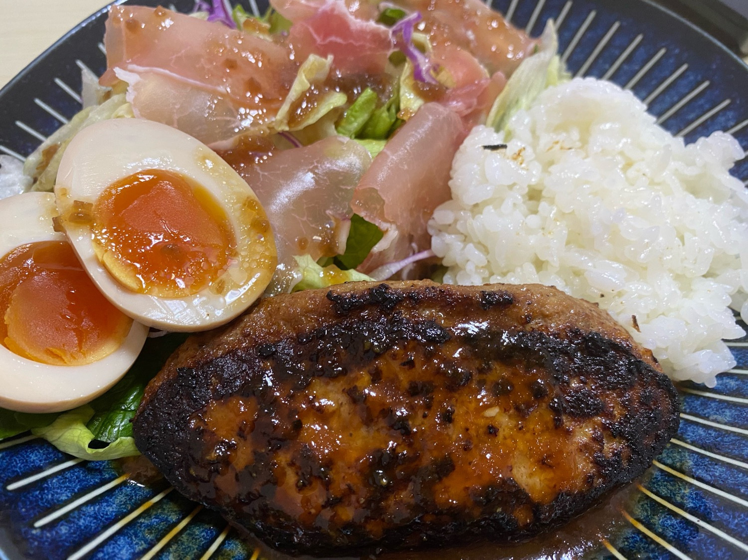 生ハムサラダと煮卵とハンバーグとごはん