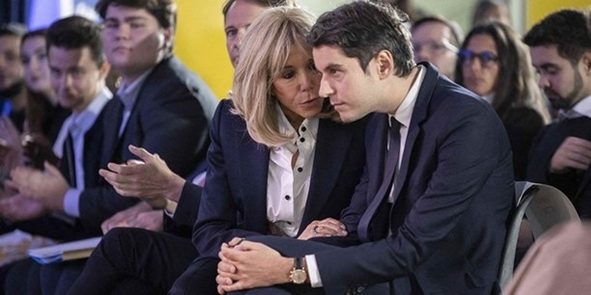 Brigitte Macron parle à Gabriel Attal