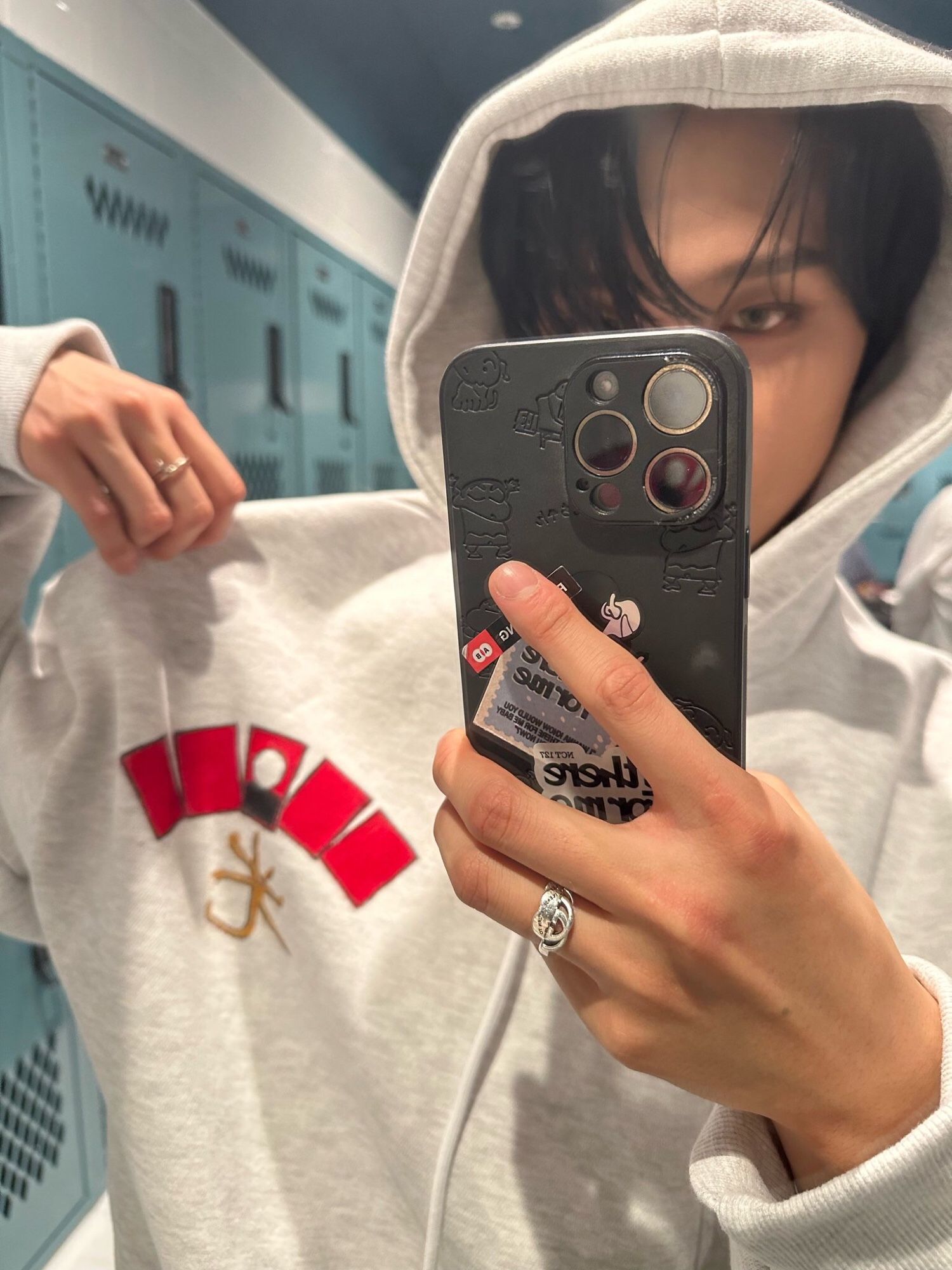 haechan mirror selfie showinhg of the design on his hoodie