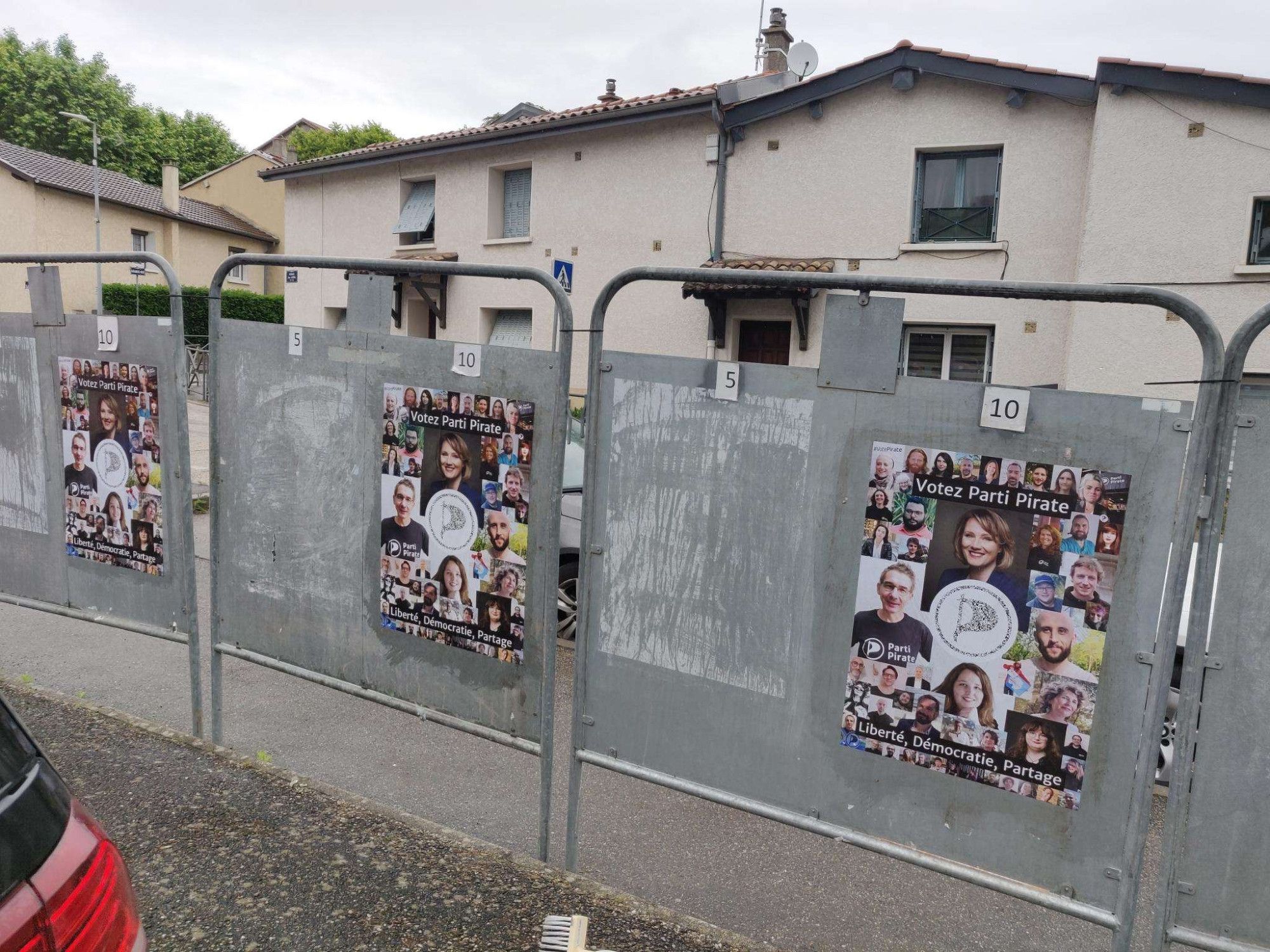 photo de panneaux d'affichage électoral